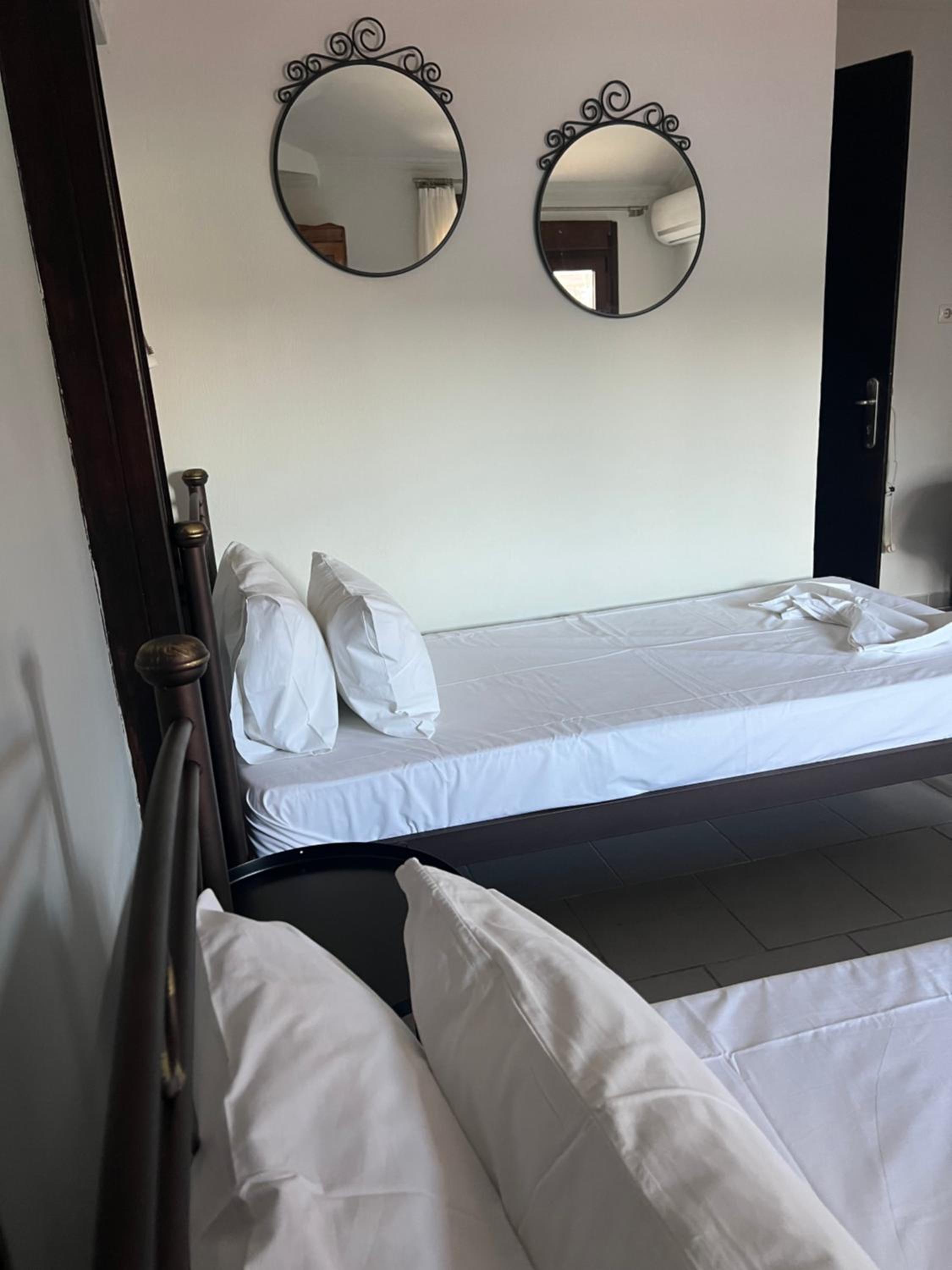 Deluxe Studio with 2 single beds photo 2
