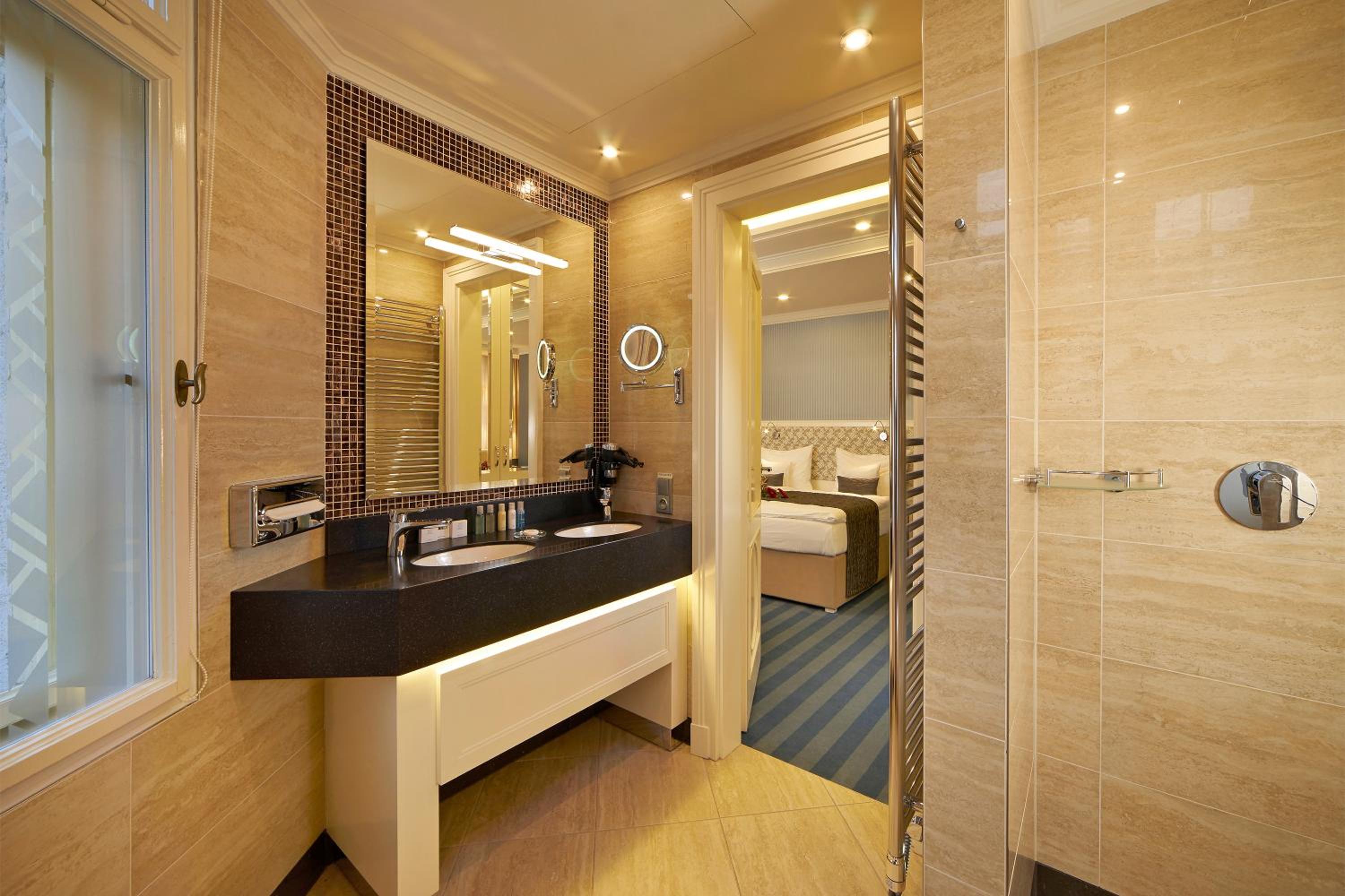 Deluxe Triple Room photo 2