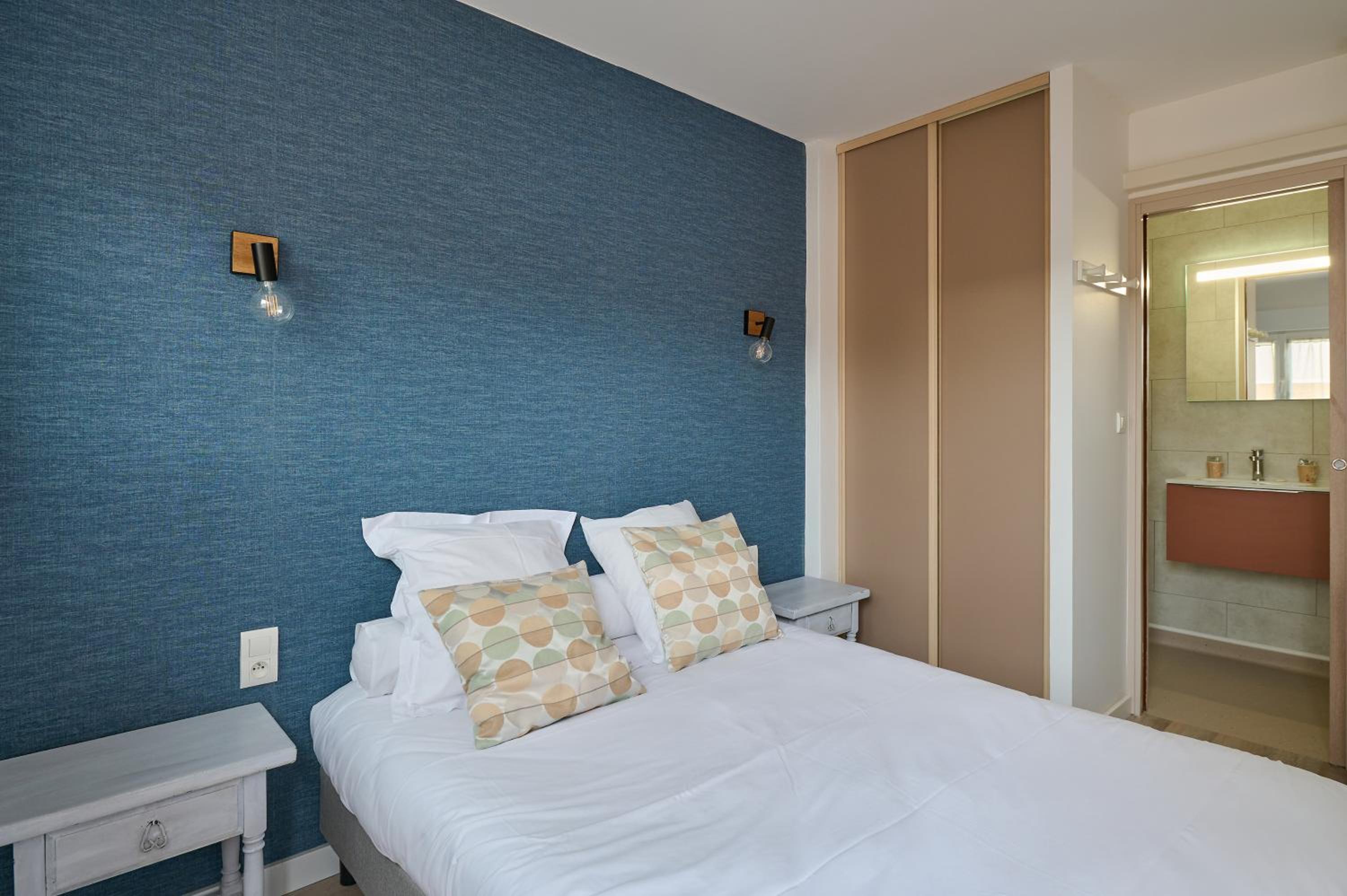 Standard Double Room with Balcony and Air Conditioning
