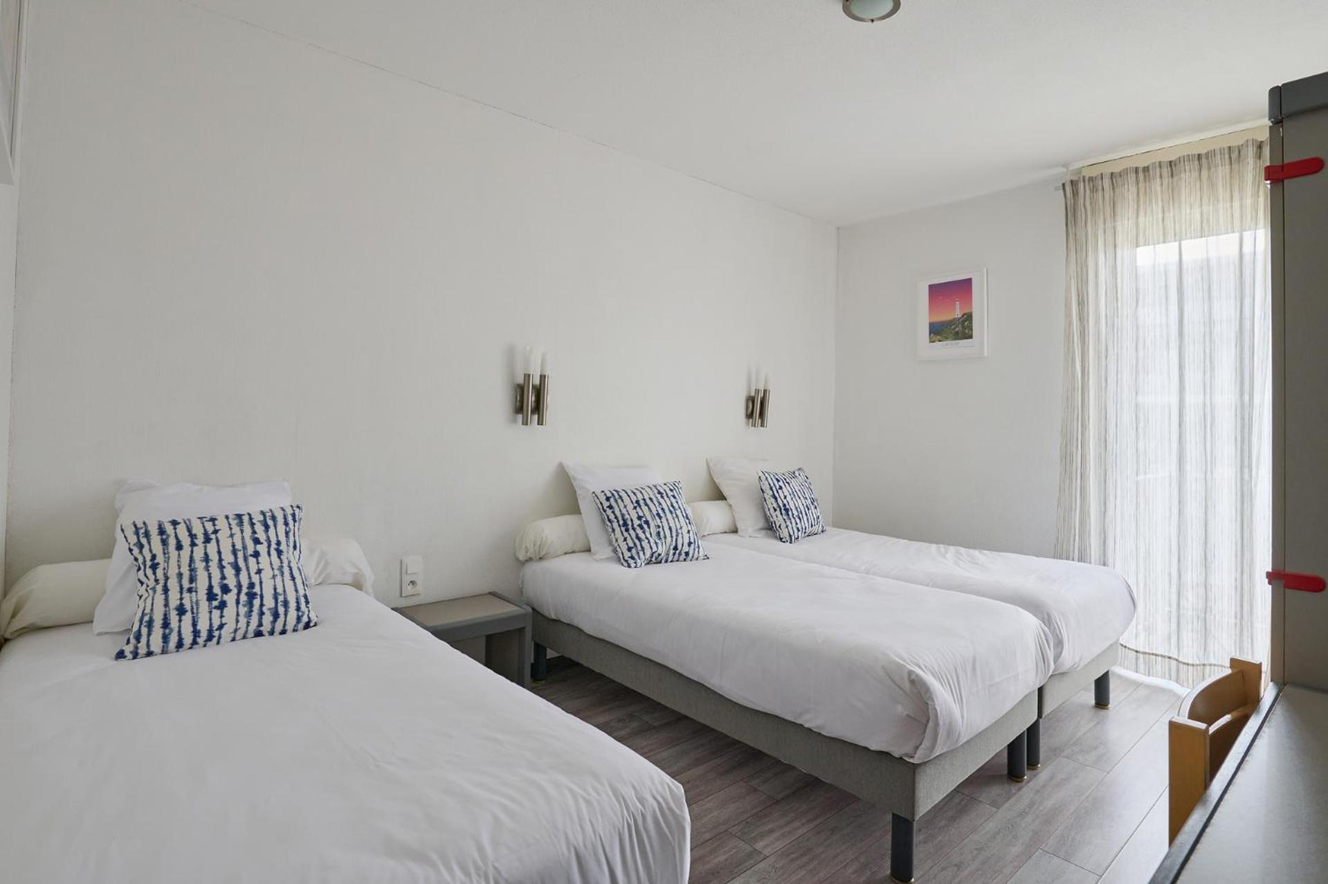 Comfort Triple Room with 3 Single Beds - Courtyard side