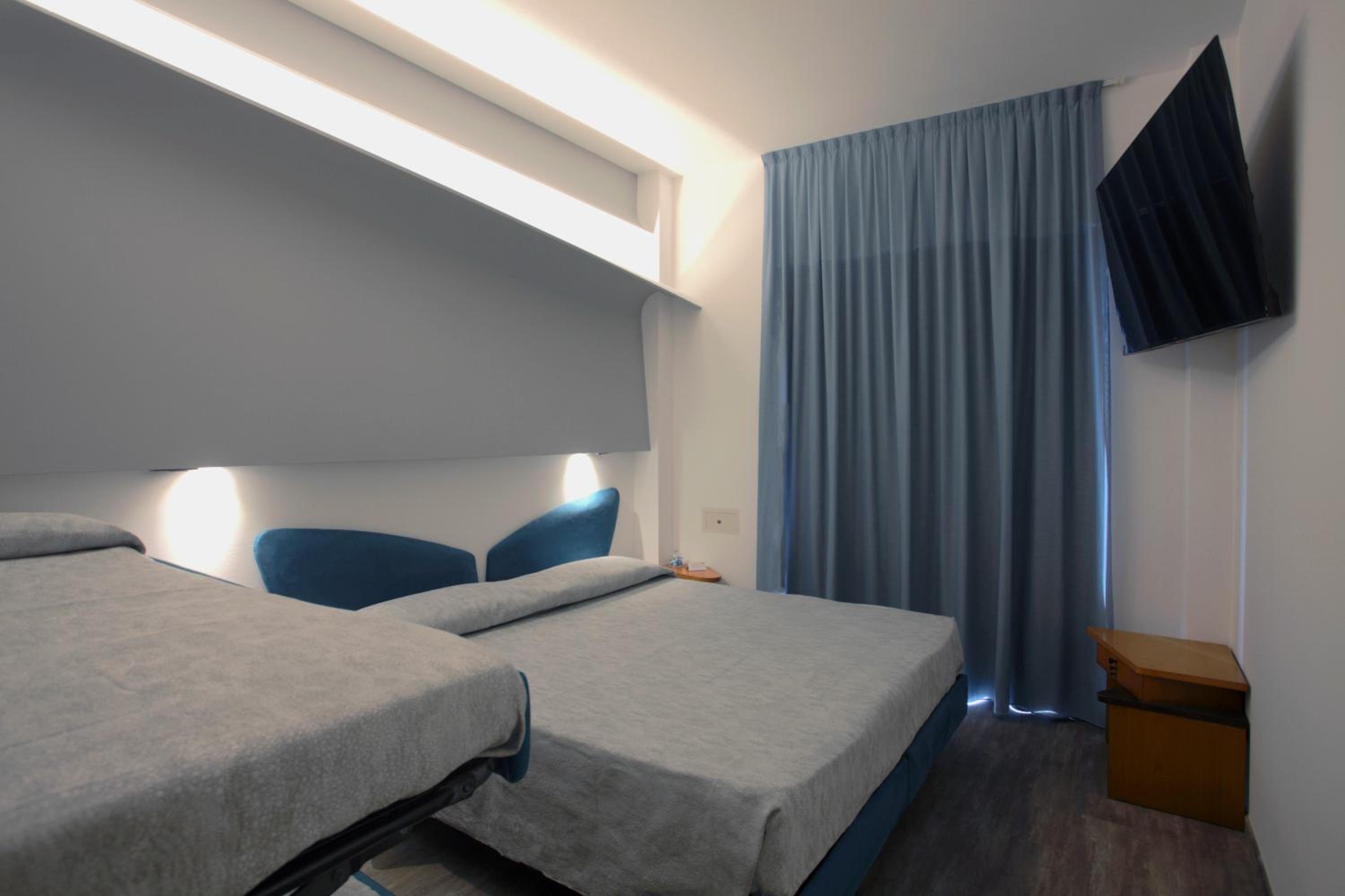 Economy Quadruple Room - Photo 4