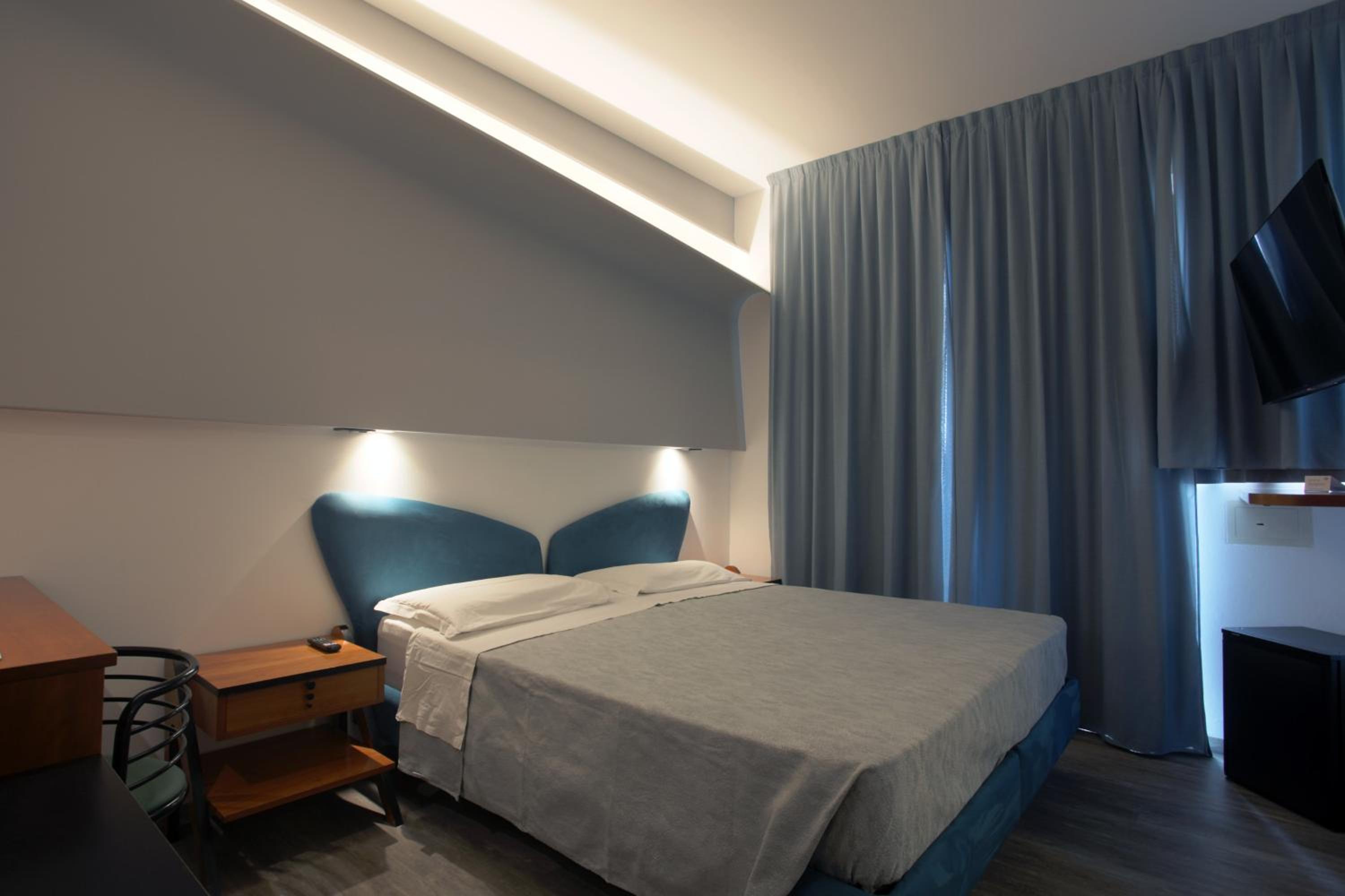 Standard Double or Twin Room - Photo 15