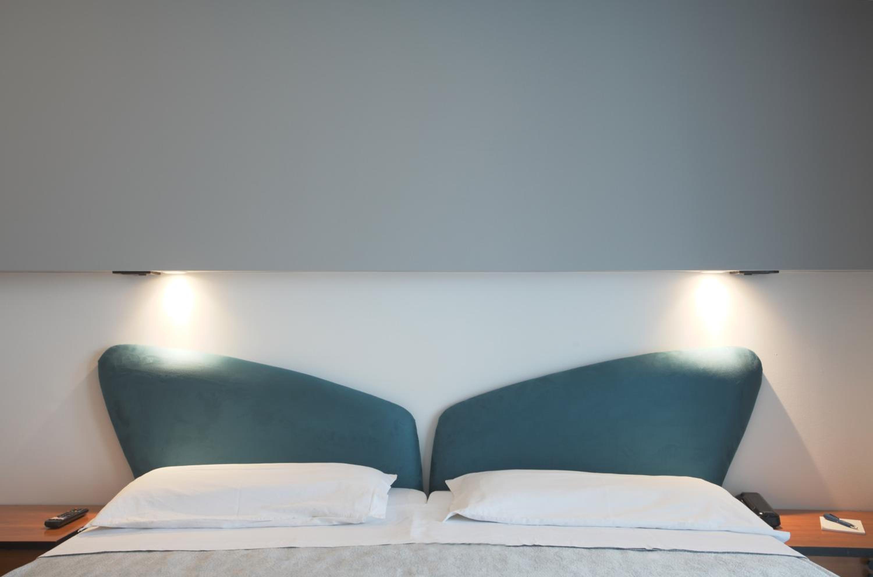 Standard Double or Twin Room - Photo 11