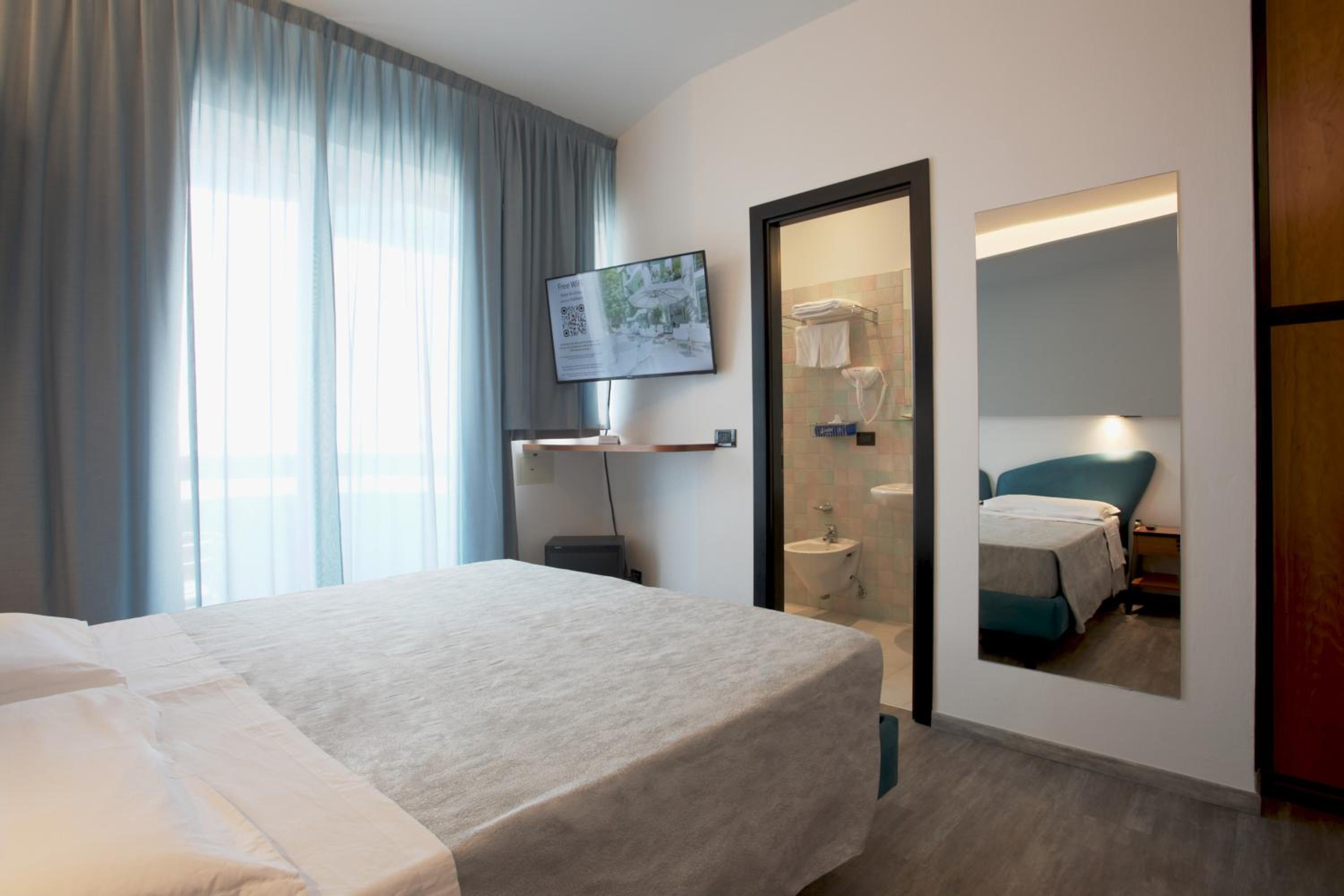 Standard Double or Twin Room - Photo 8