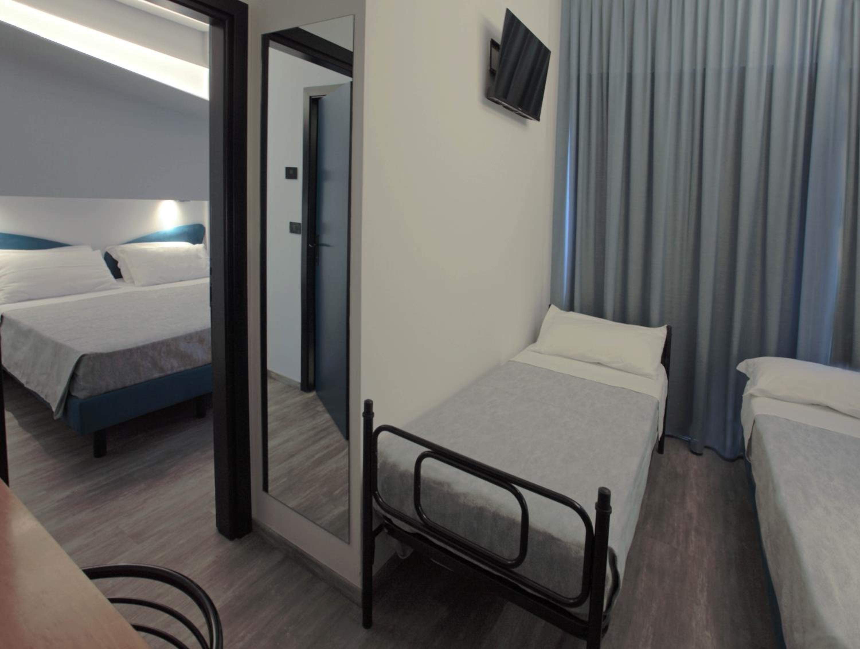 Superior Quadruple Room - Photo 5