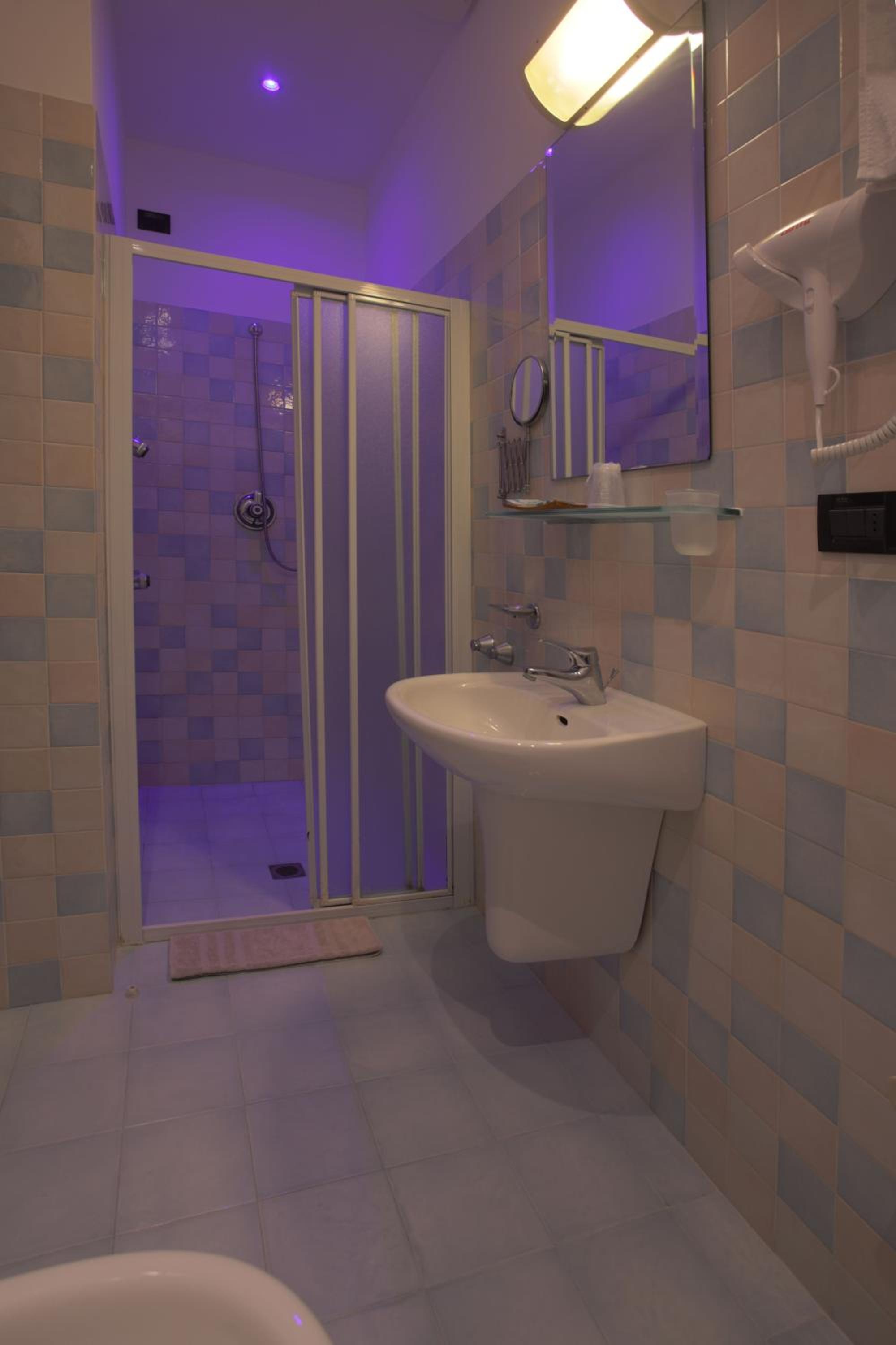 Standard Double or Twin Room - Photo 4