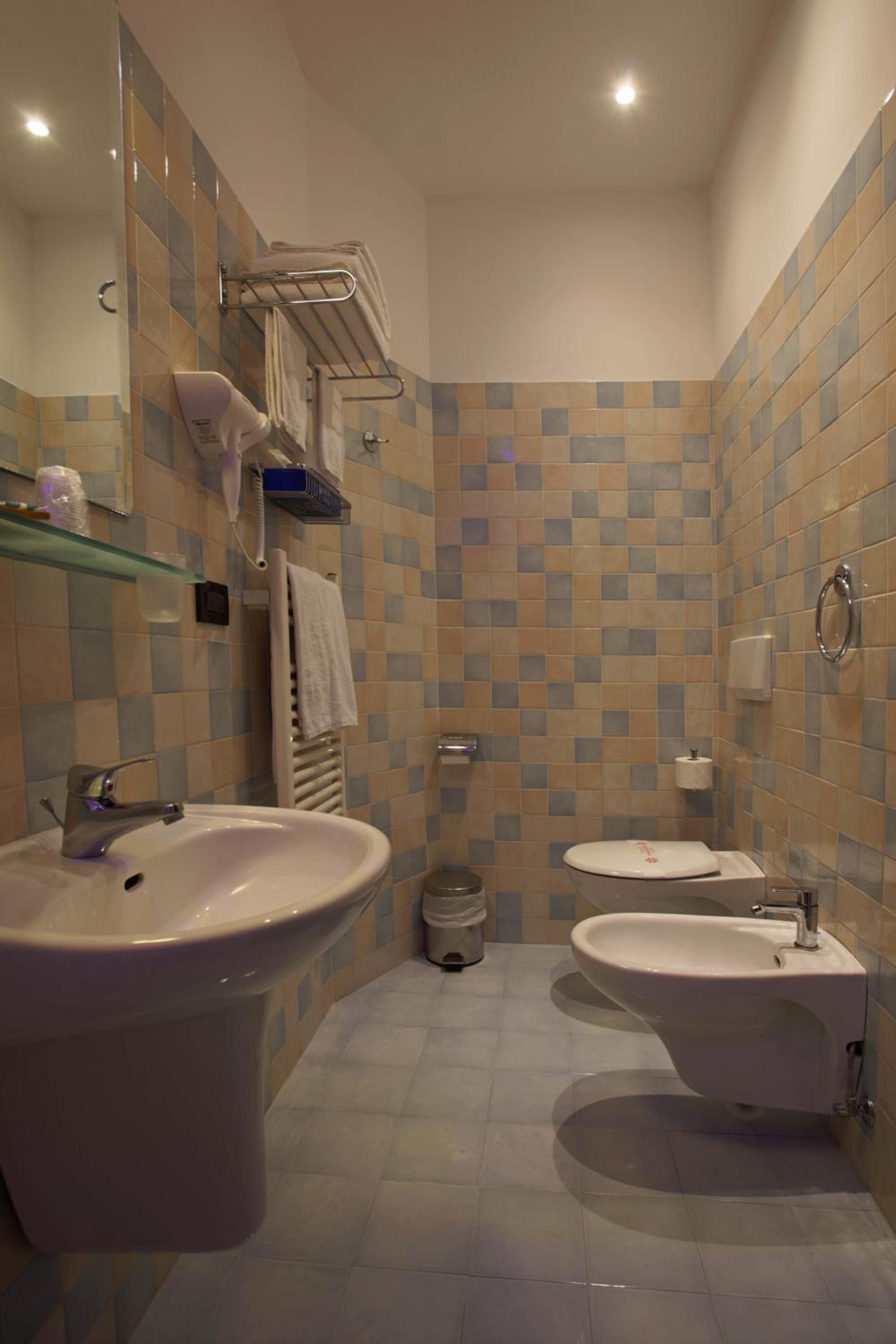 Standard Double or Twin Room - Photo 7