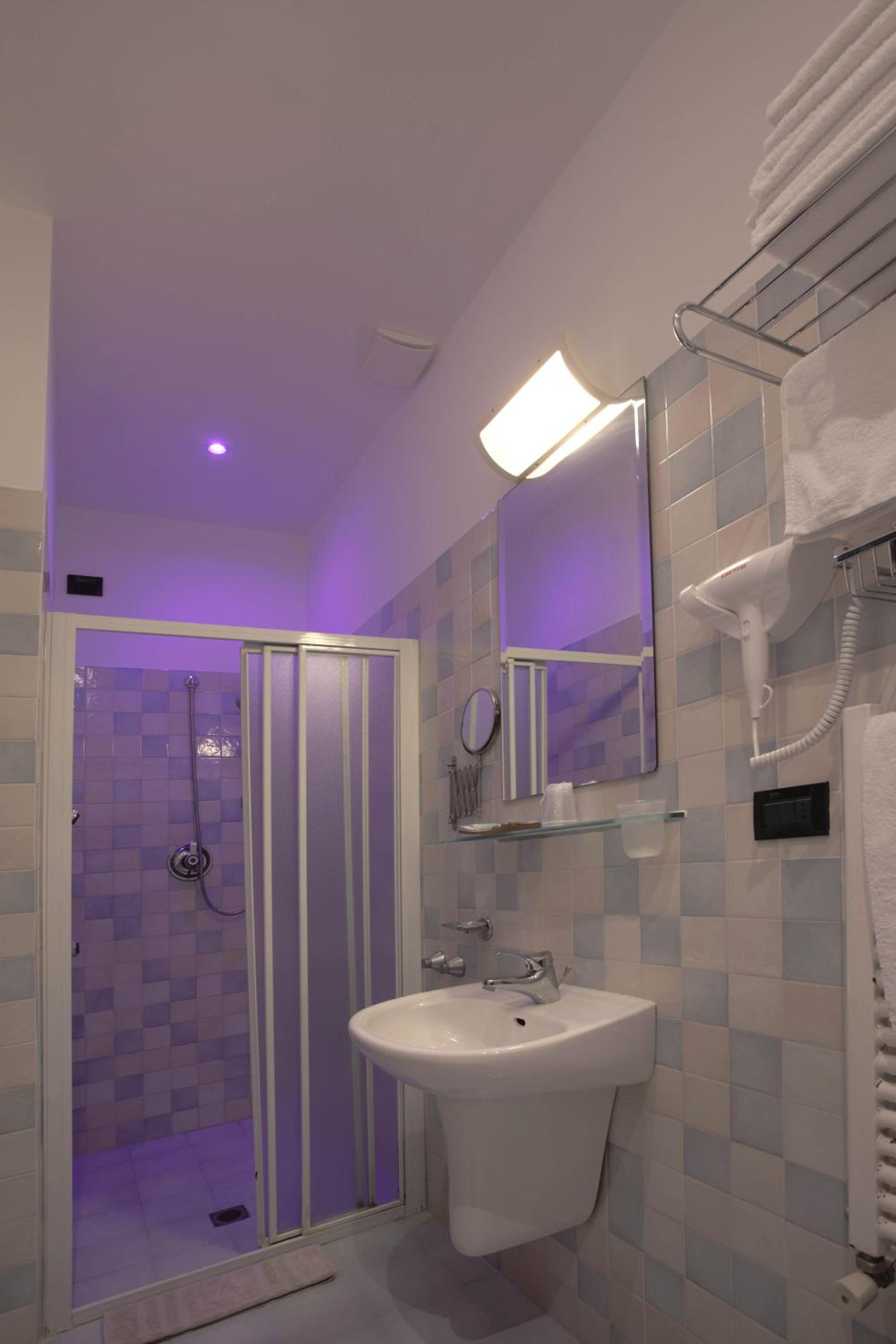 Standard Double or Twin Room - Photo 10