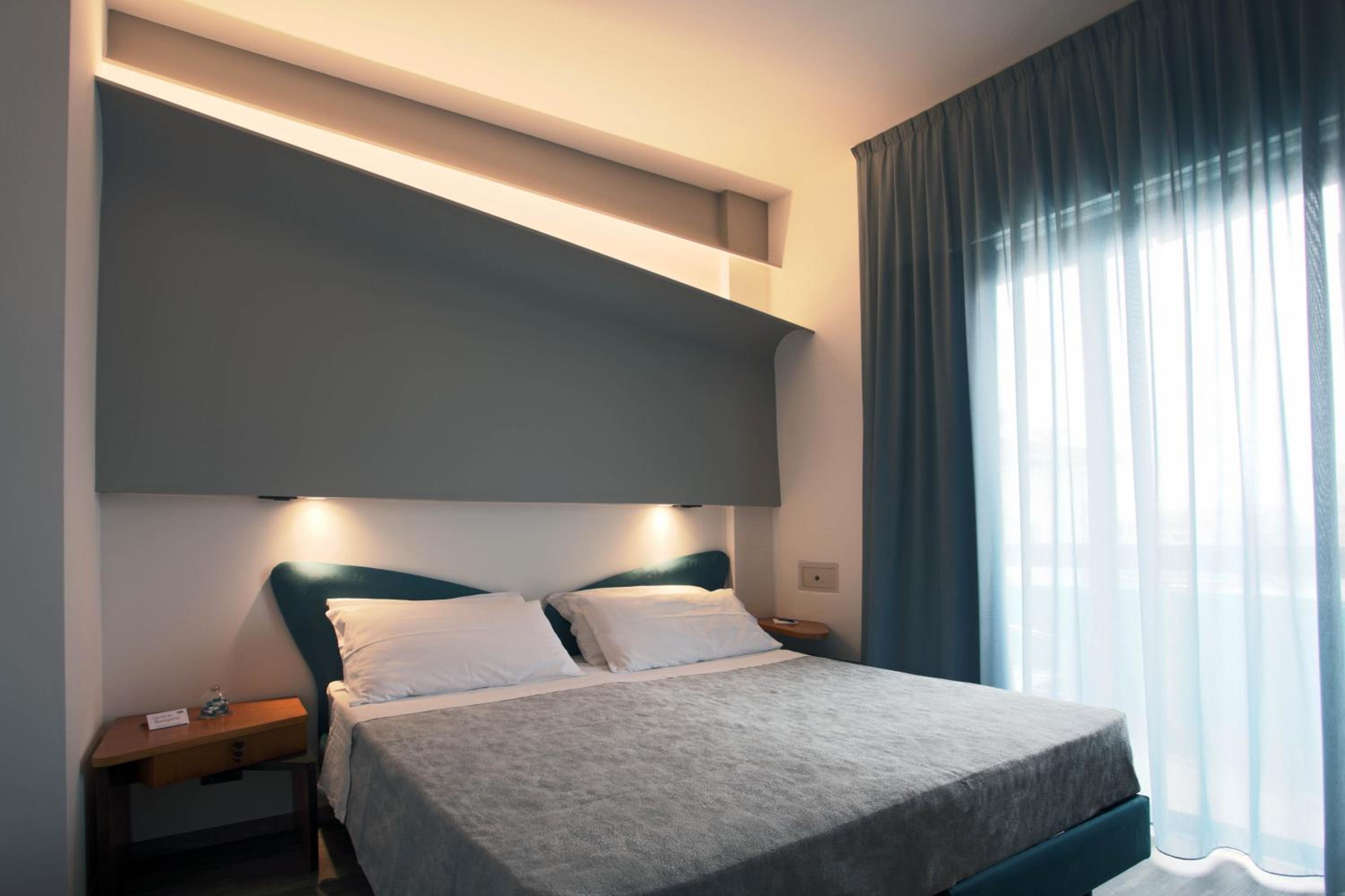 Standard Double or Twin Room - Photo 6
