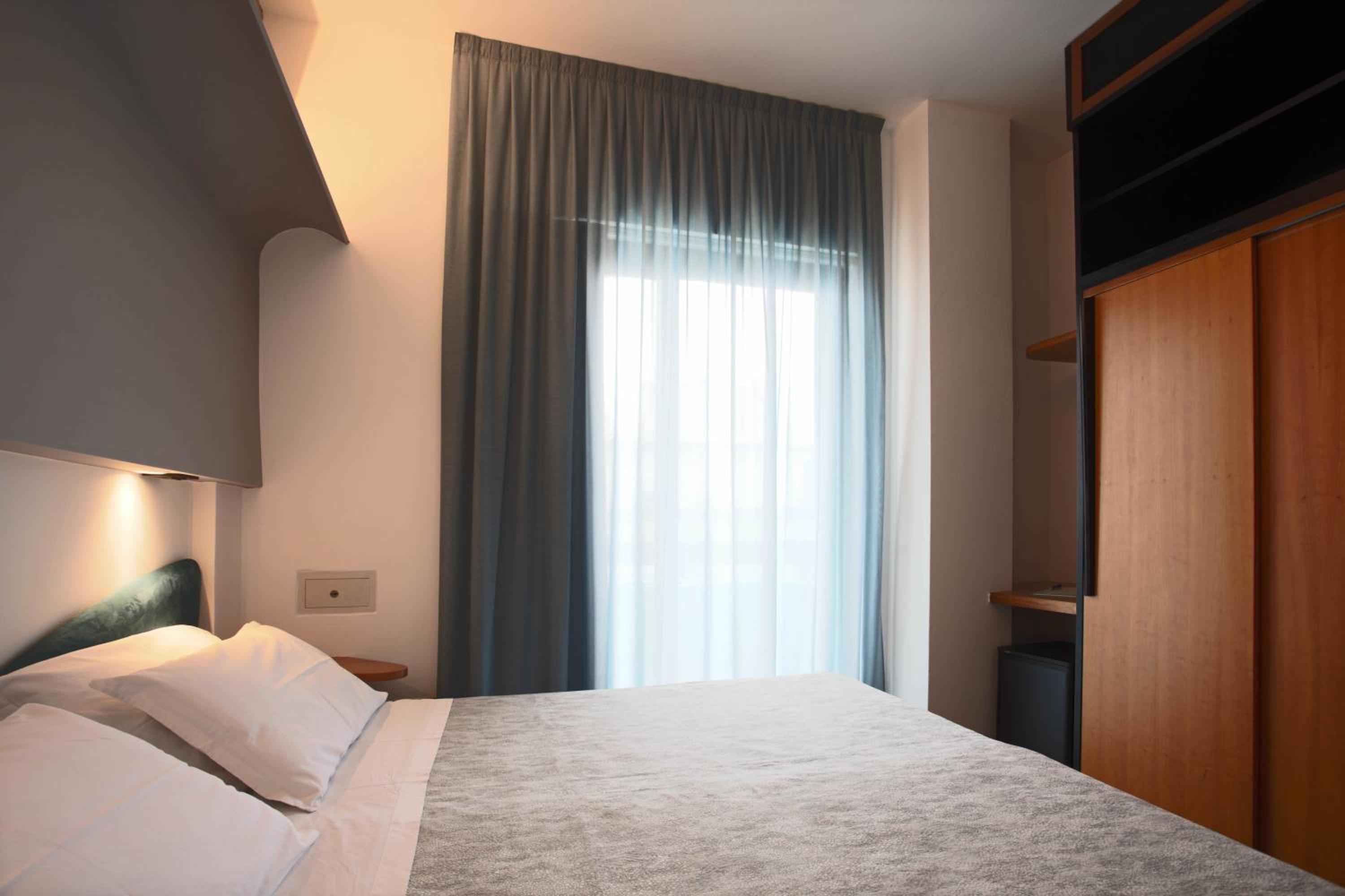 Standard Double or Twin Room - Photo 5