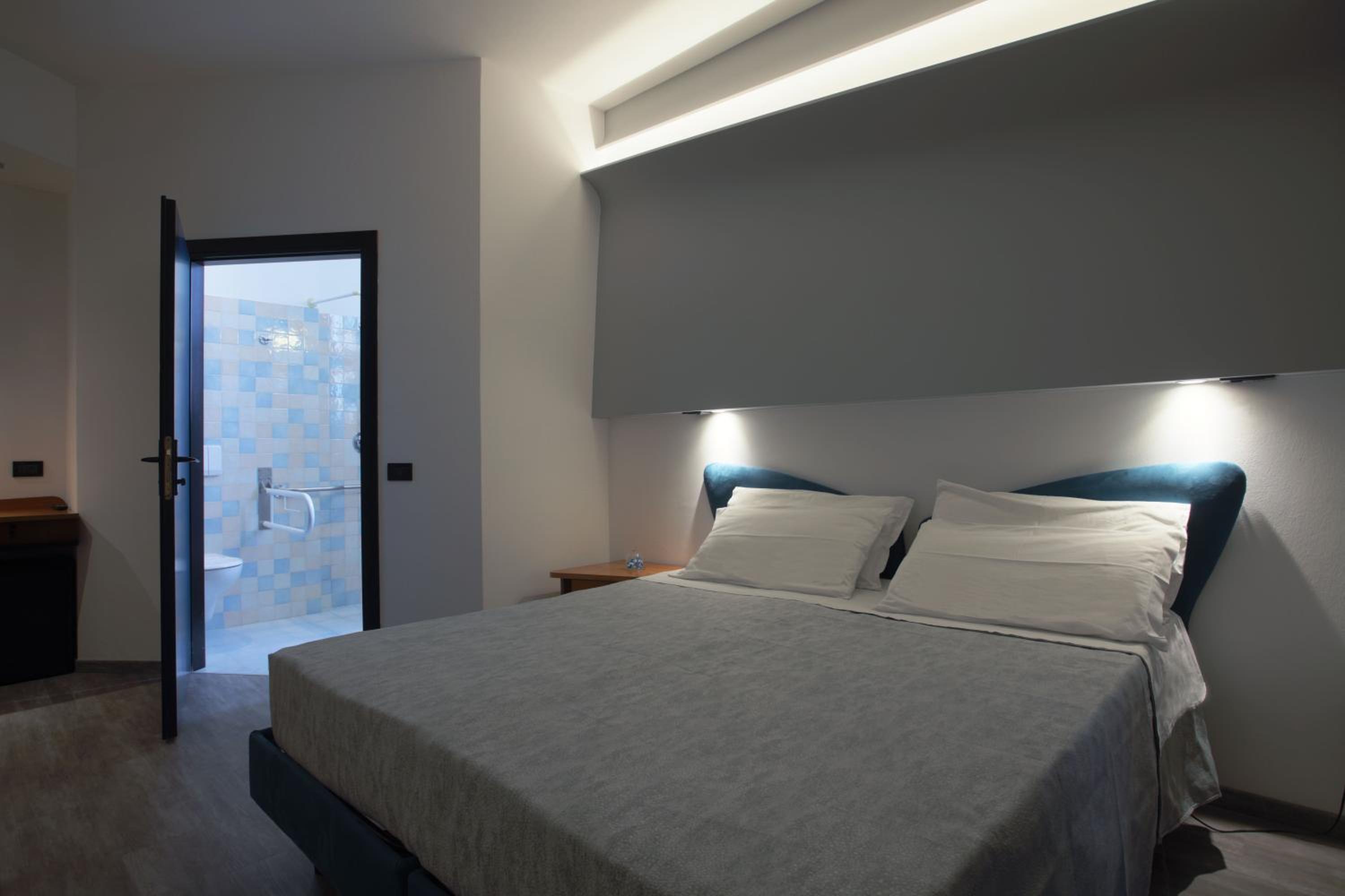 Double or Twin Room - Disability Access - Photo 14