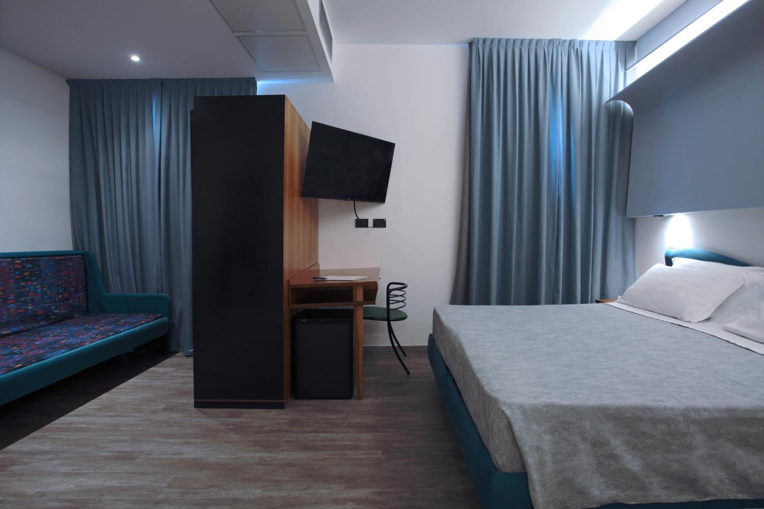 Economy Quadruple Room - Photo 12