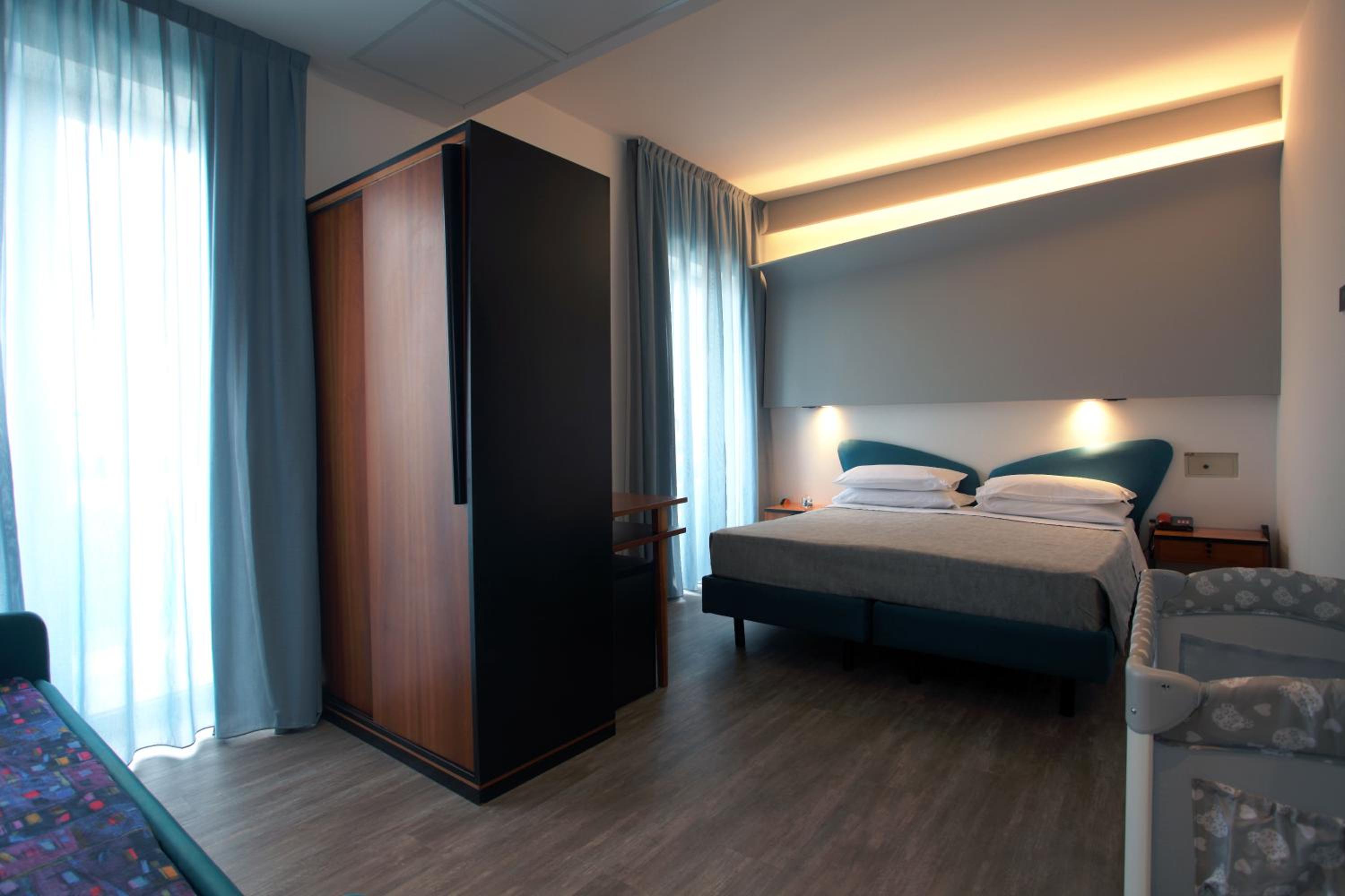 Superior Quadruple Room - Photo 18