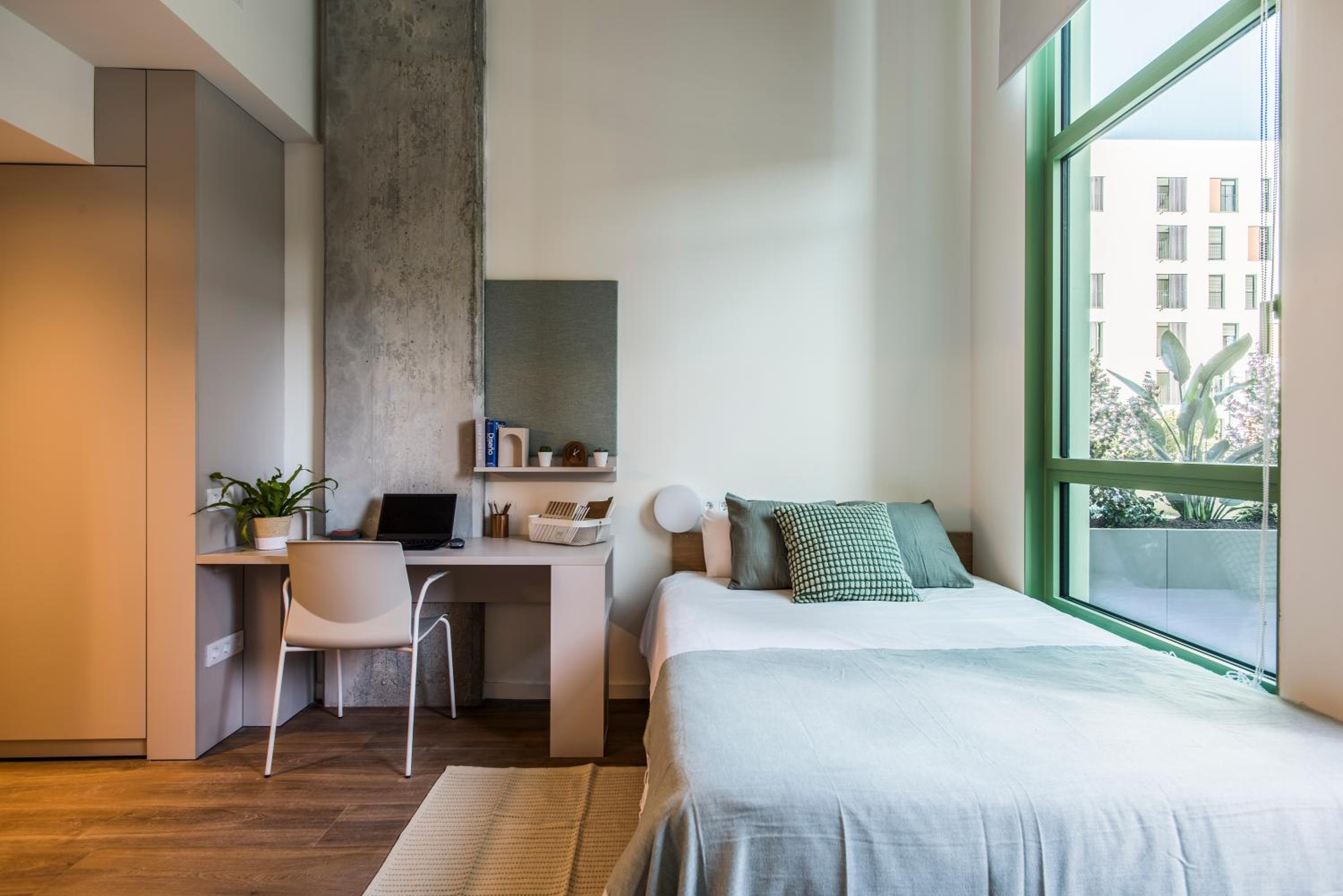 Estudio con vista al jardín