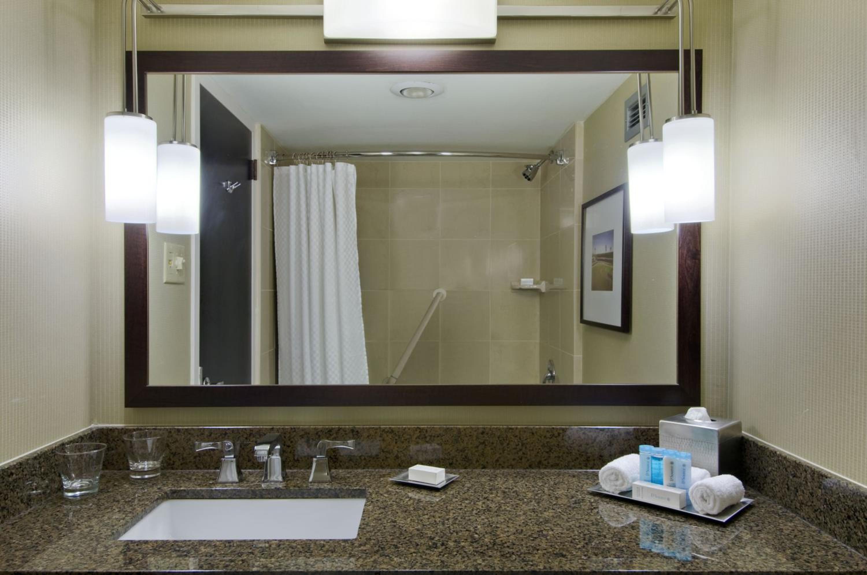 King Room with Landmark View and Mobility Accessible Tub - Photo 3