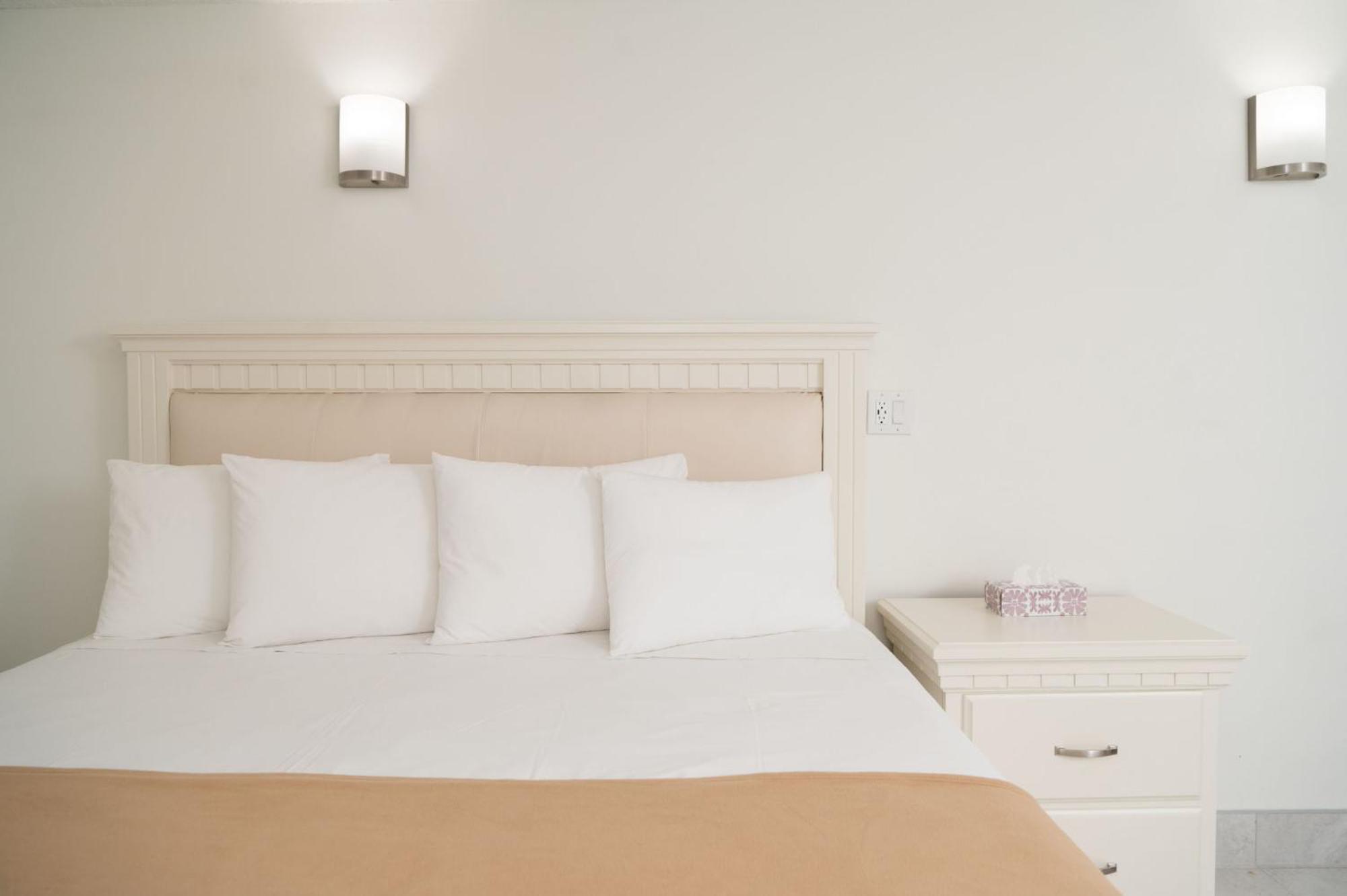Deluxe King Room - Photo 20