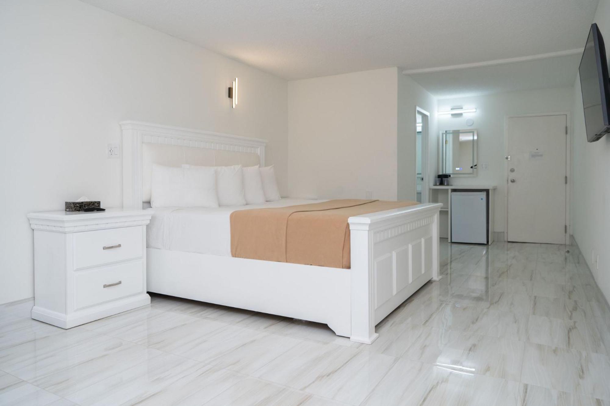 Deluxe King Room - Photo 7