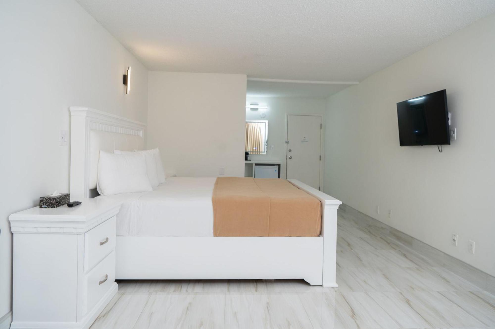 Deluxe King Room - Photo 22