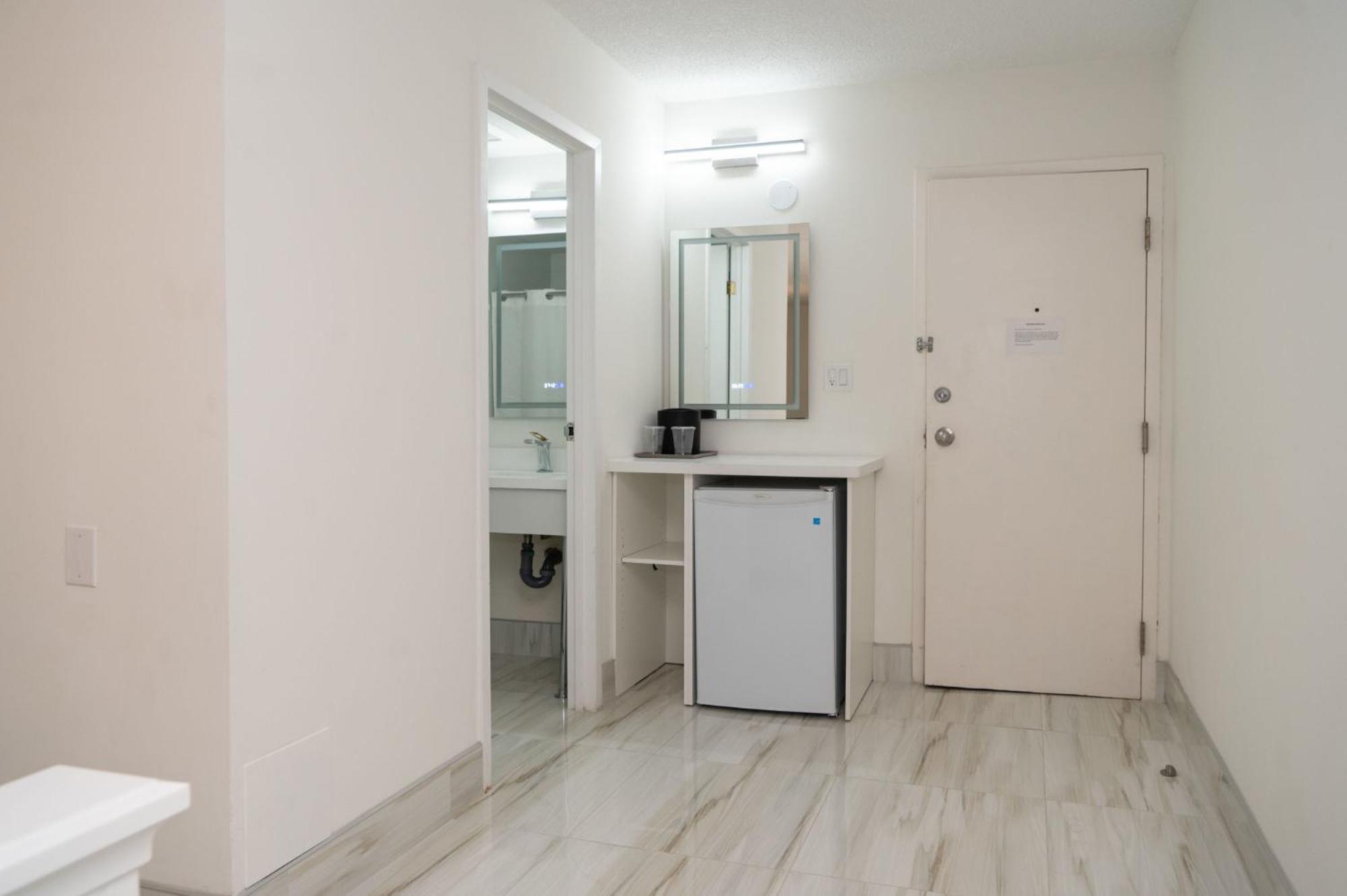 Deluxe King Room - Photo 15