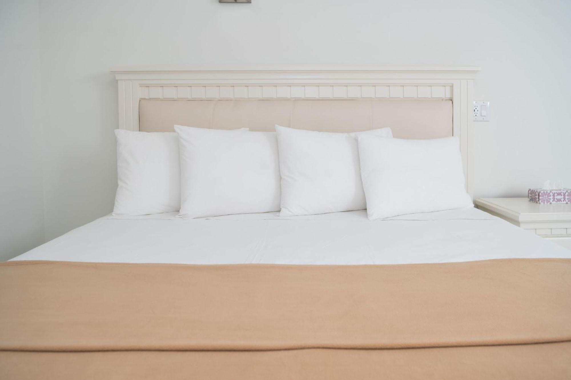 Deluxe King Room - Photo 9