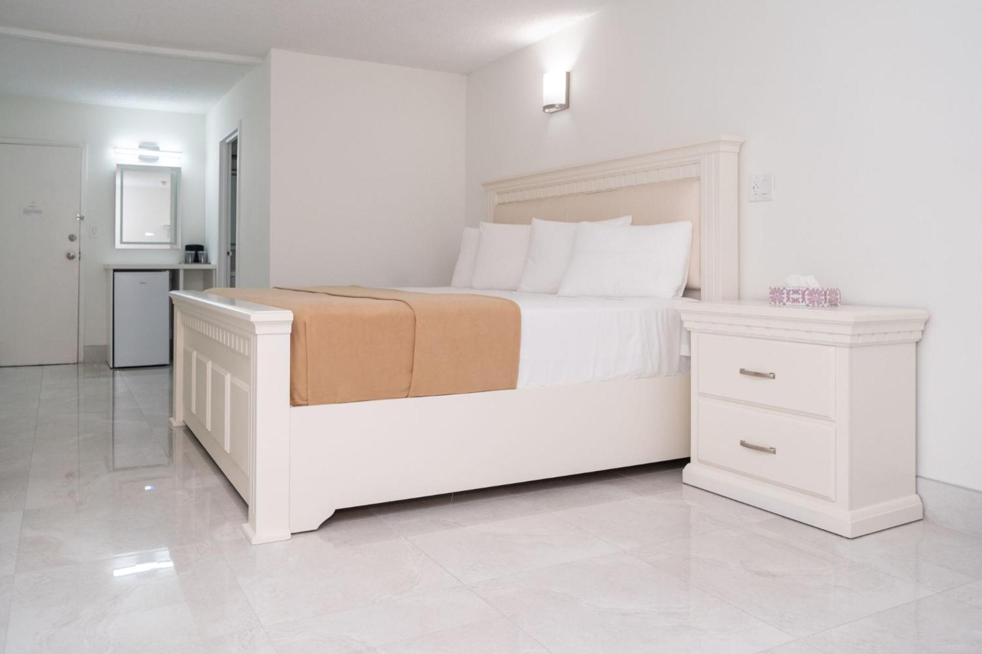 Deluxe King Room - Photo 16