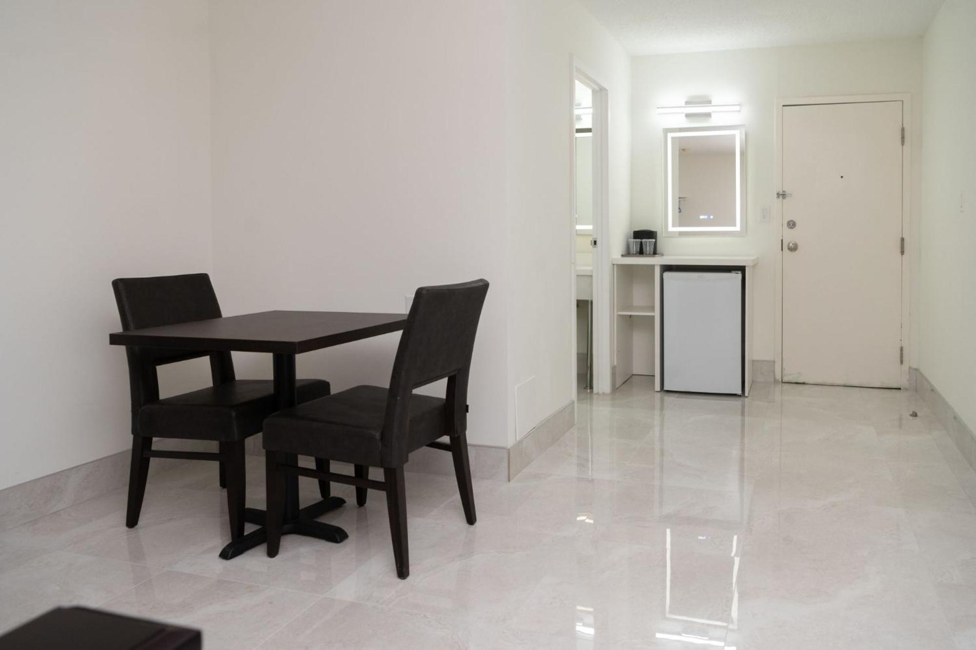 Deluxe King Room - Photo 5