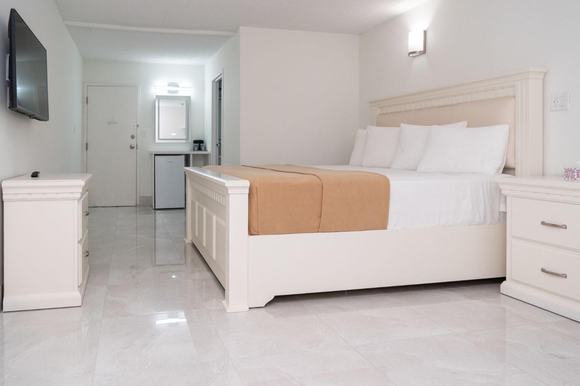 Deluxe King Room - Photo 11