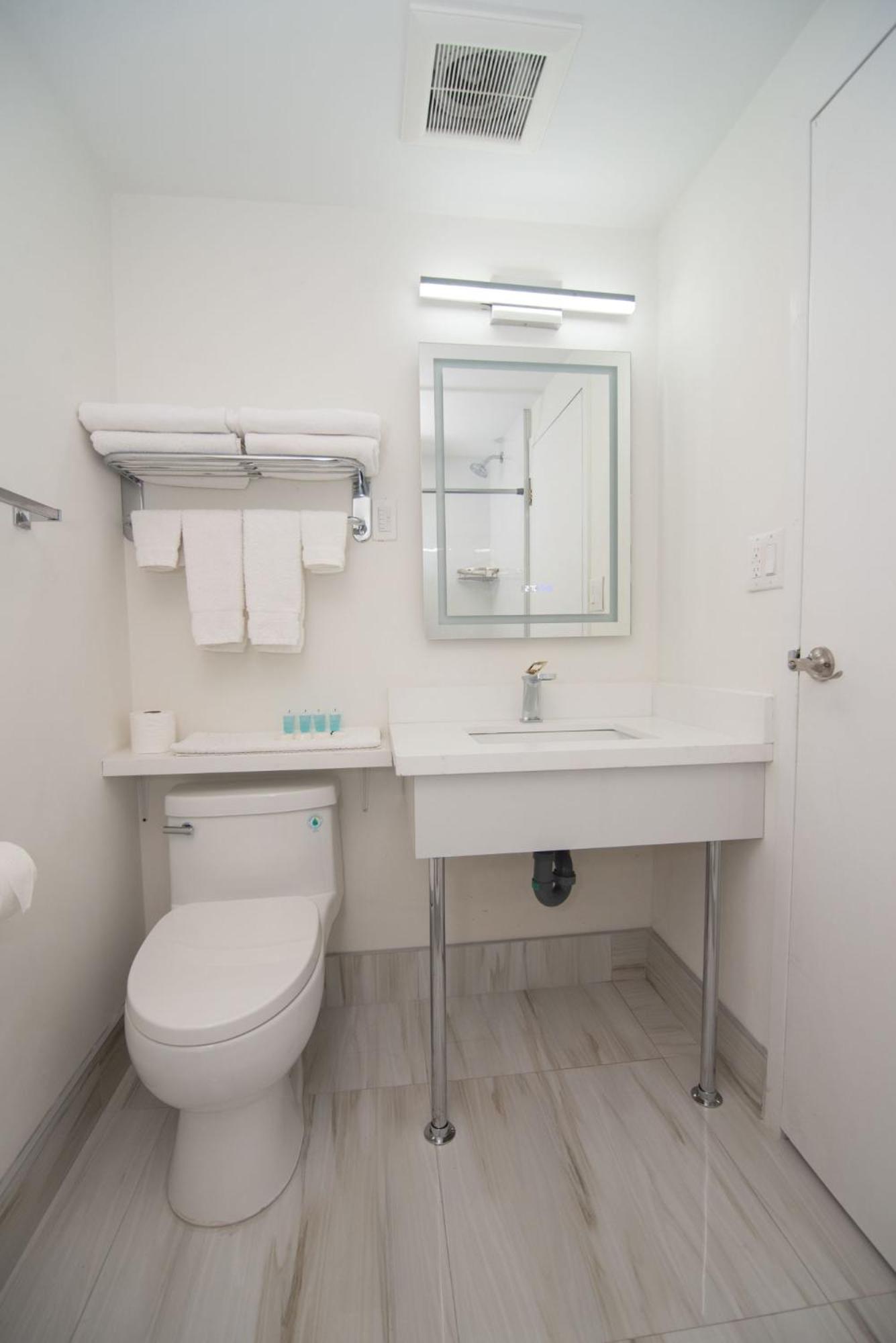 Deluxe King Room - Photo 25