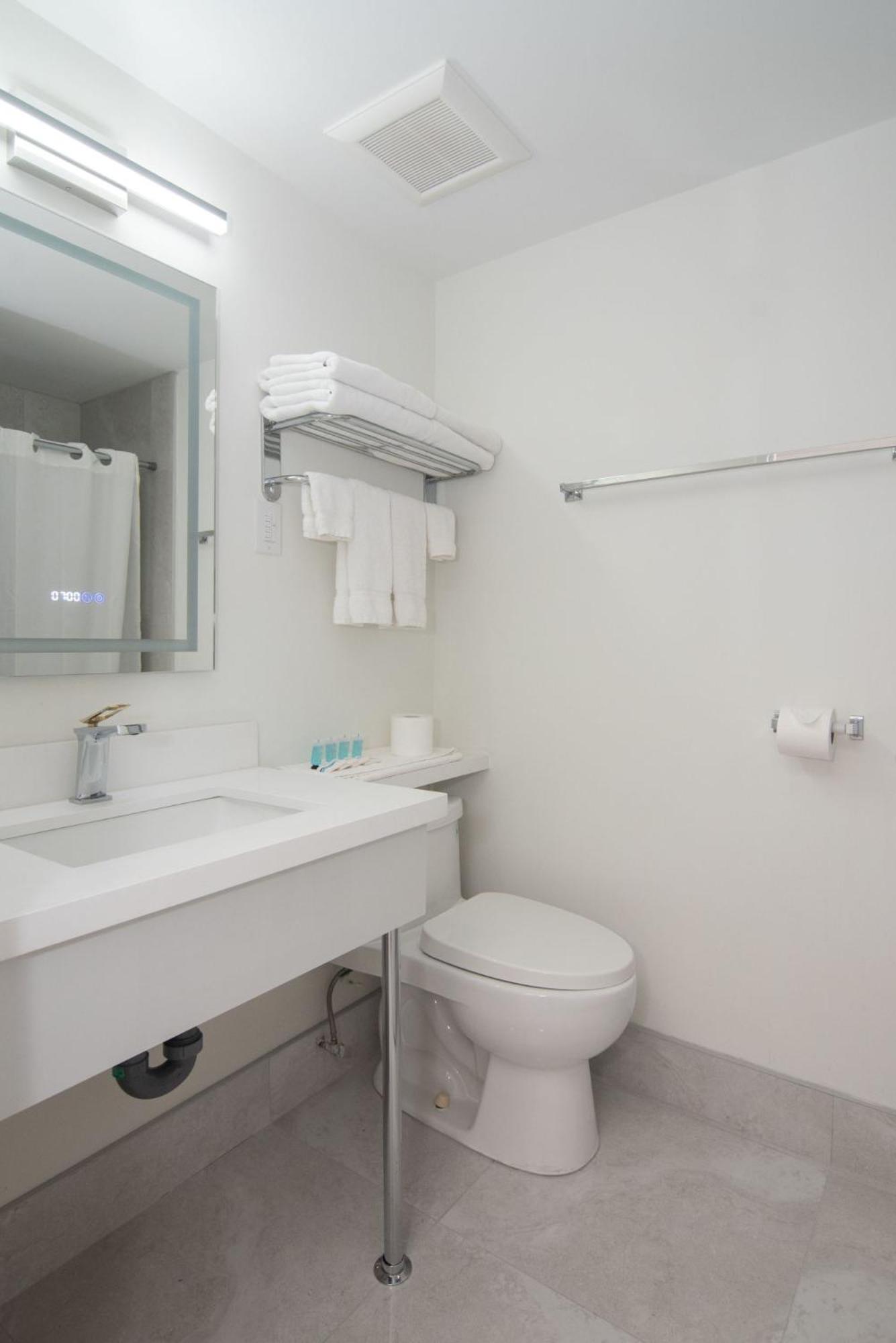 Superior Queen Room with Two Queen Beds - Newly Renovated - Photo 22