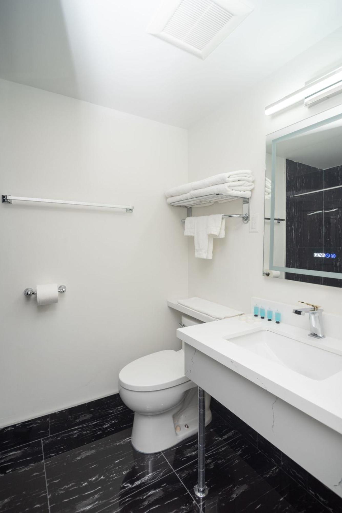 Superior Queen Room with Two Queen Beds - Newly Renovated - Photo 17