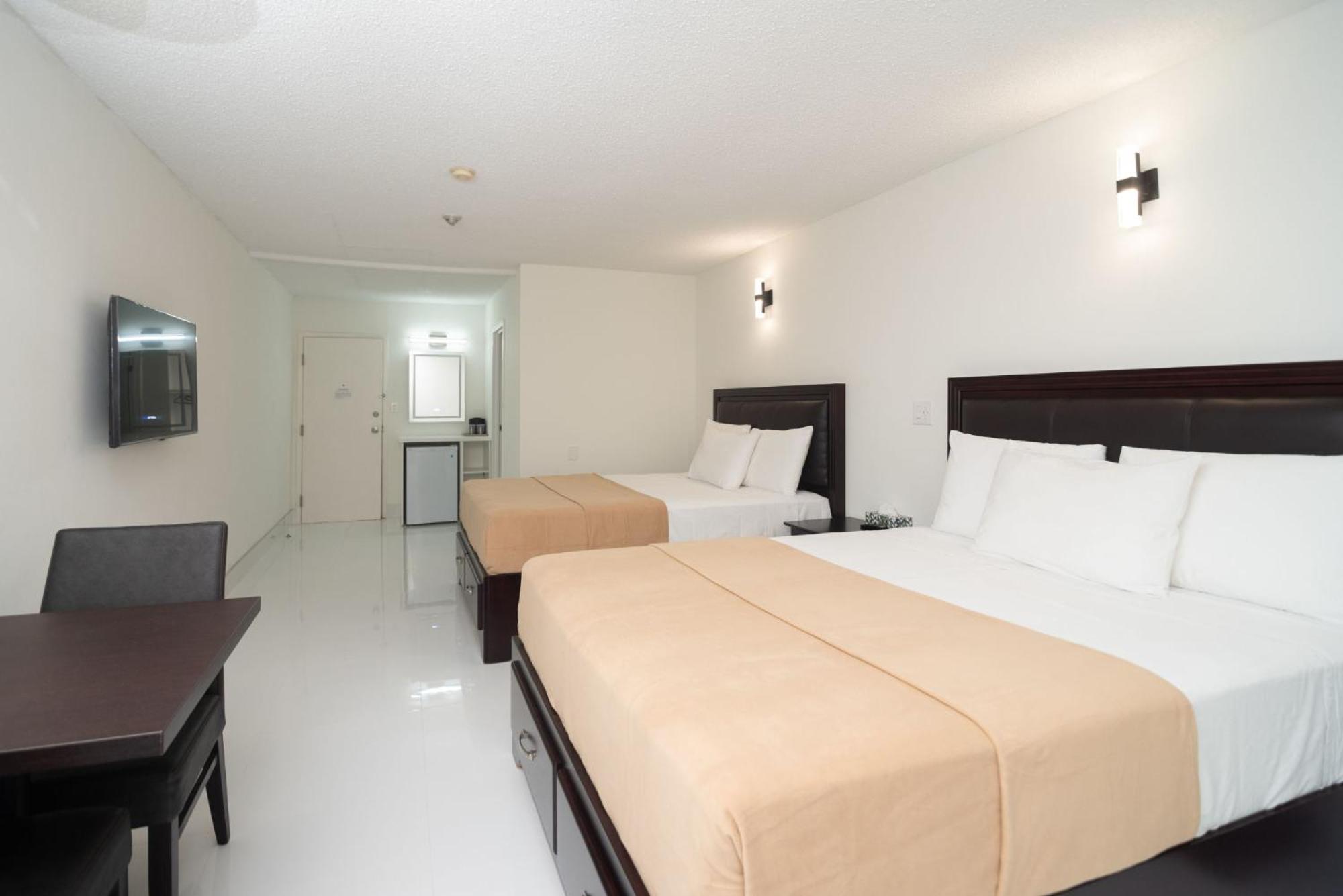 Superior Queen Room with Two Queen Beds - Newly Renovated - Photo 4