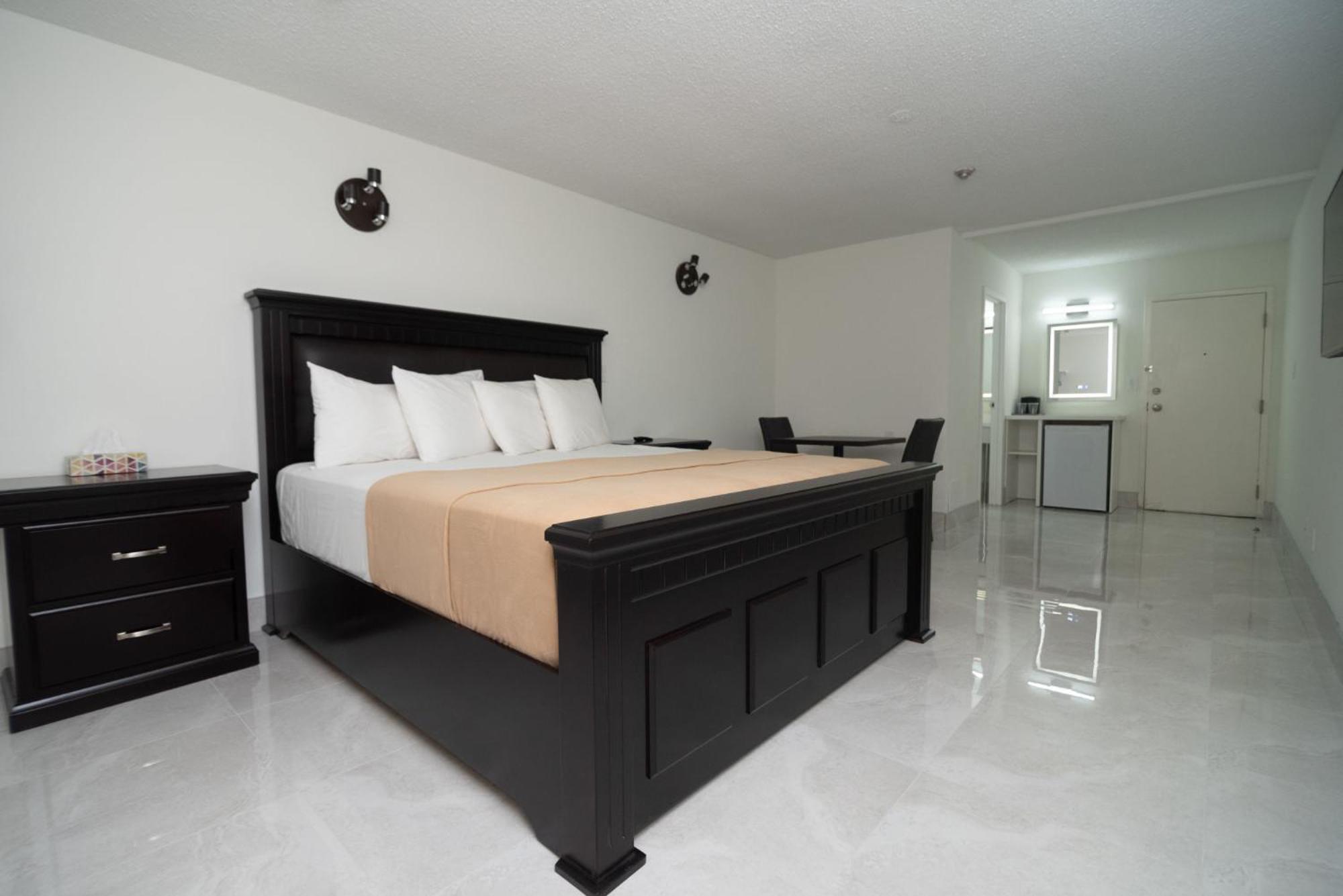 Deluxe King Room - Photo 1