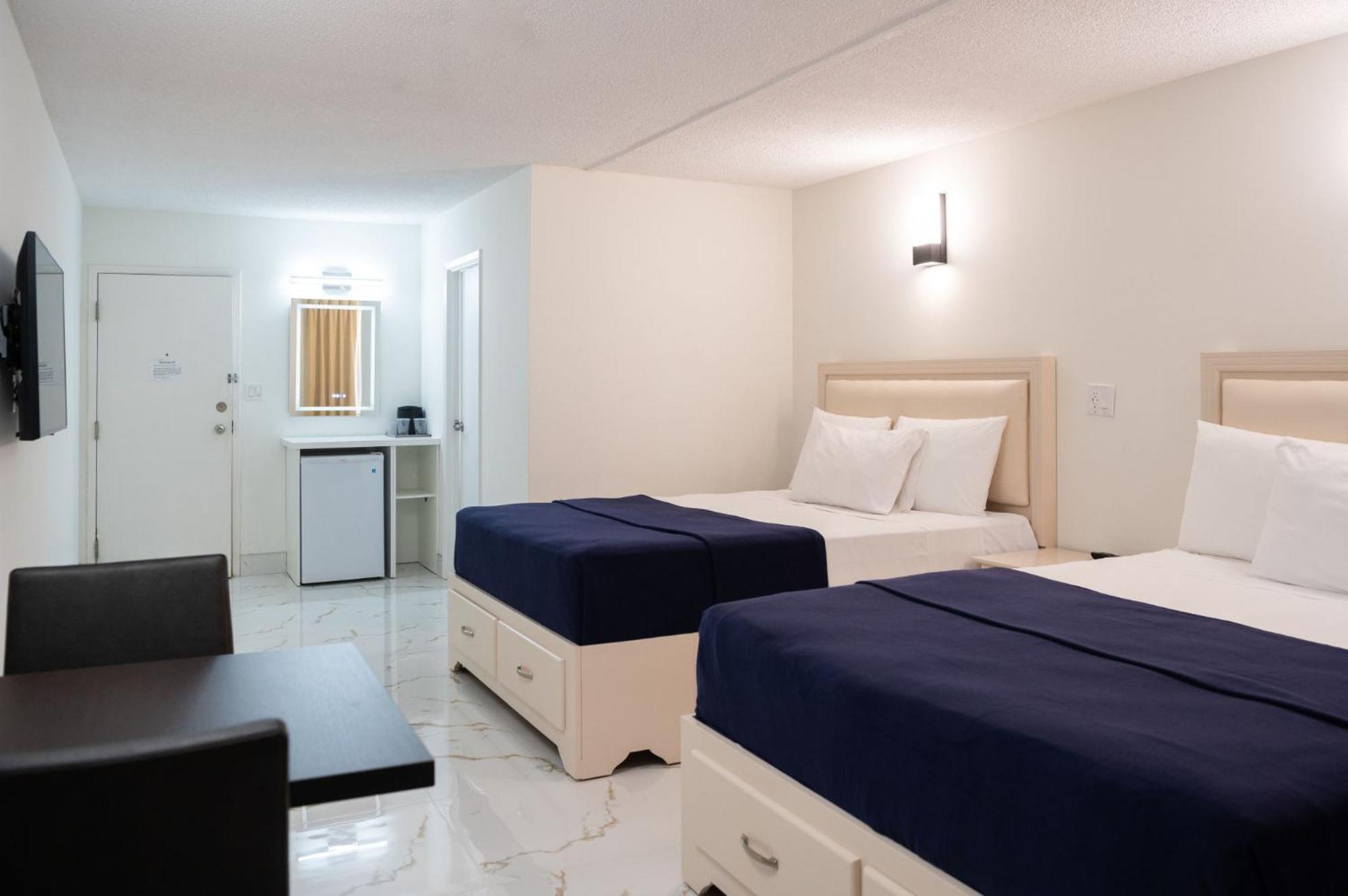Superior Queen Room with Two Queen Beds - Newly Renovated - Photo 5