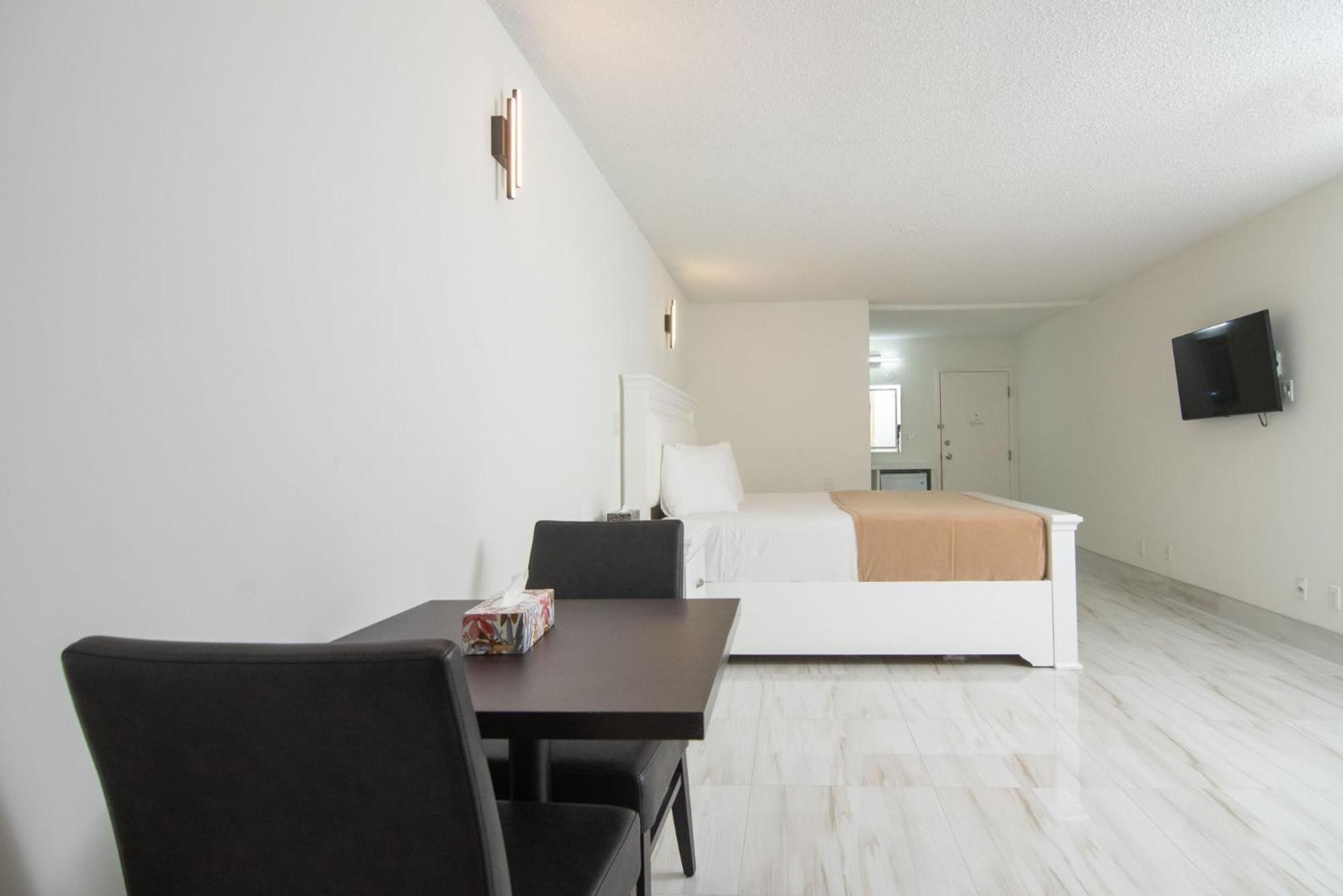 Deluxe King Room - Photo 23