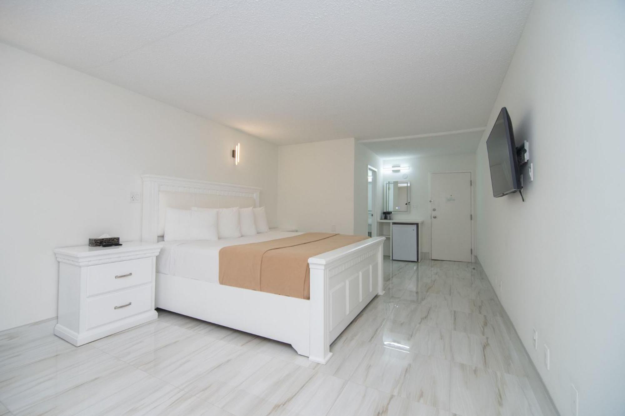 Deluxe King Room - Photo 21