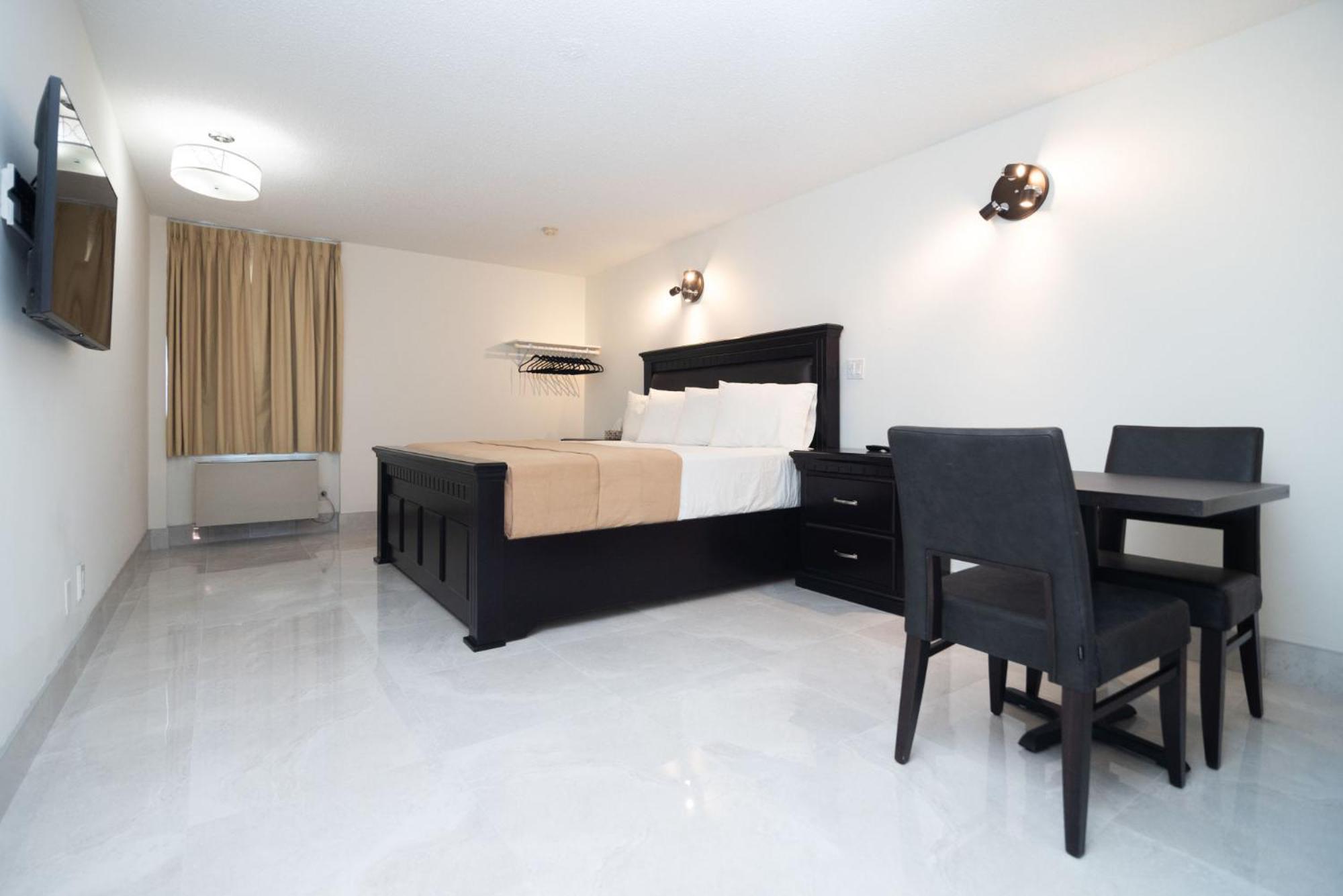 Deluxe King Room - Photo 8