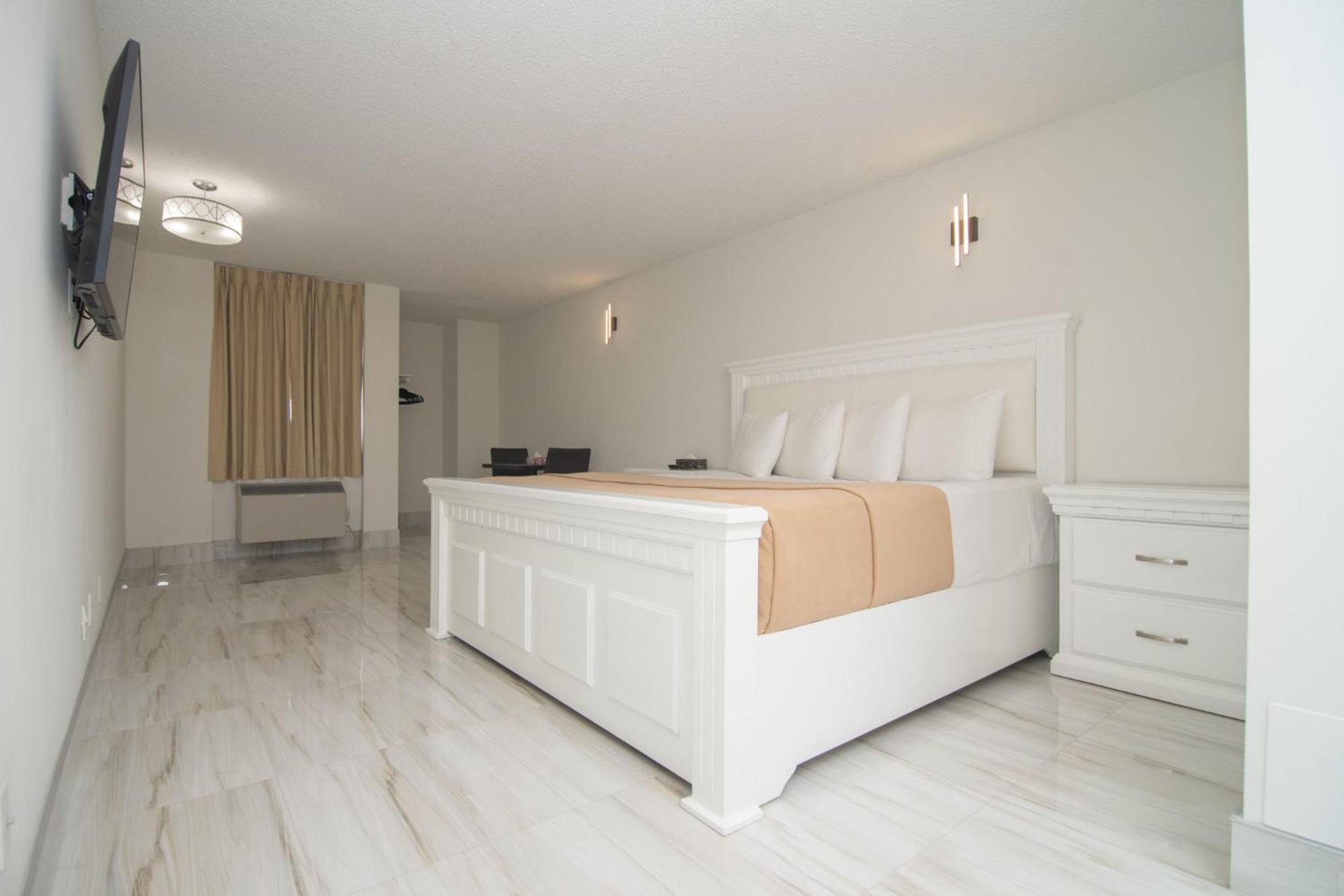 Deluxe King Room - Photo 10