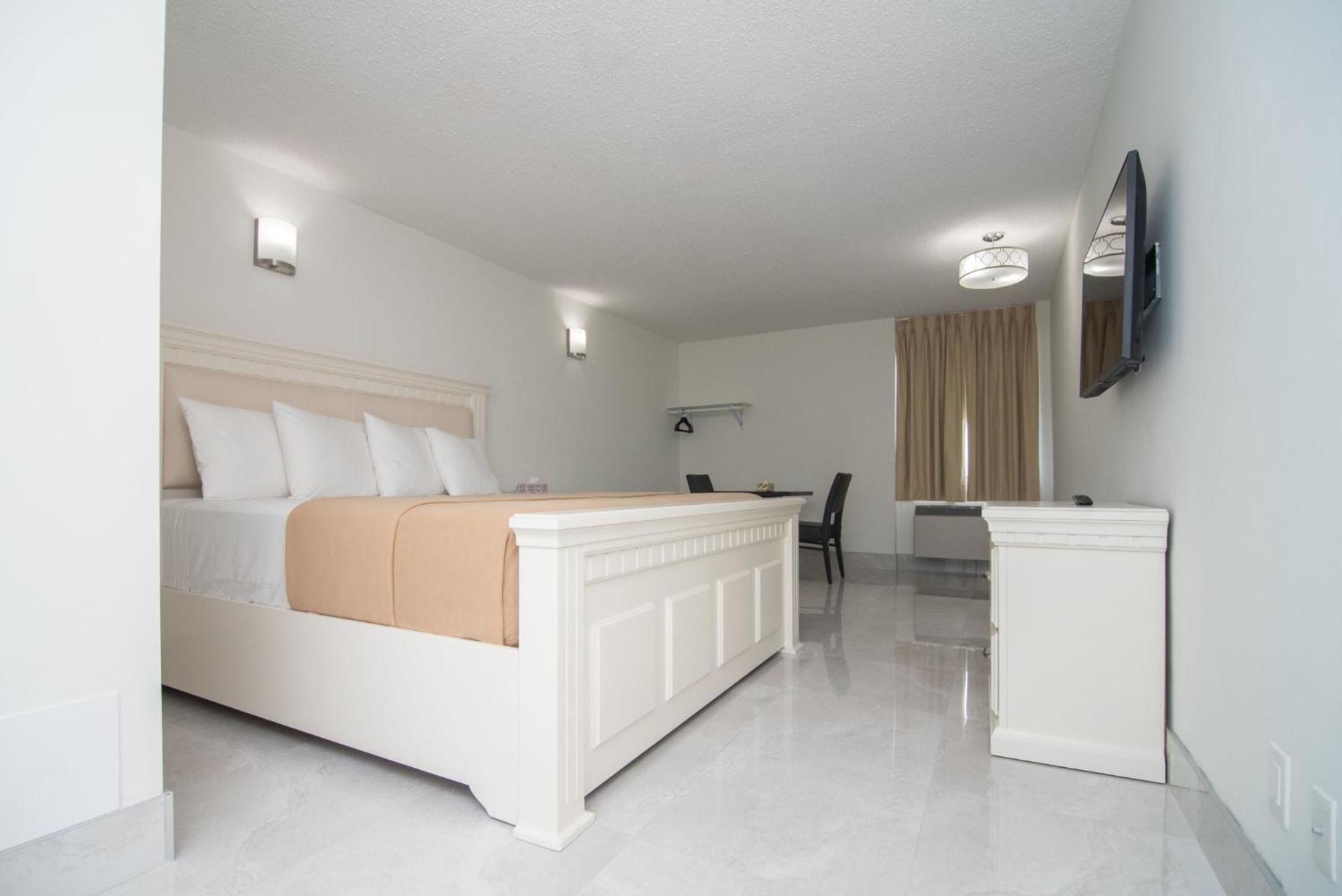Deluxe King Room - Photo 12