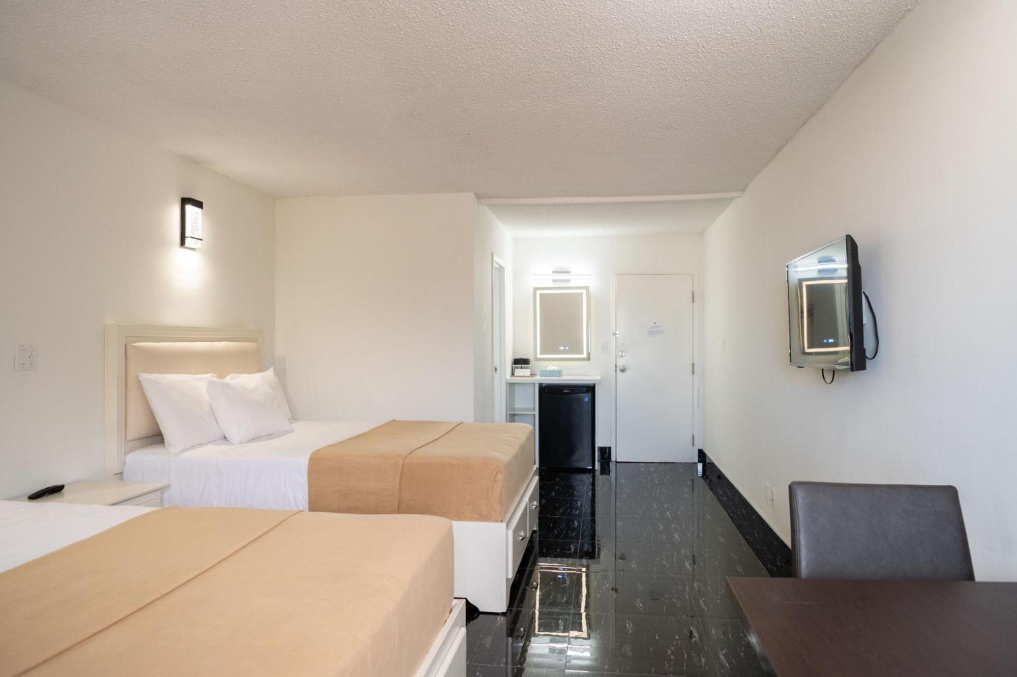 Superior Queen Room with Two Queen Beds - Newly Renovated - Photo 8