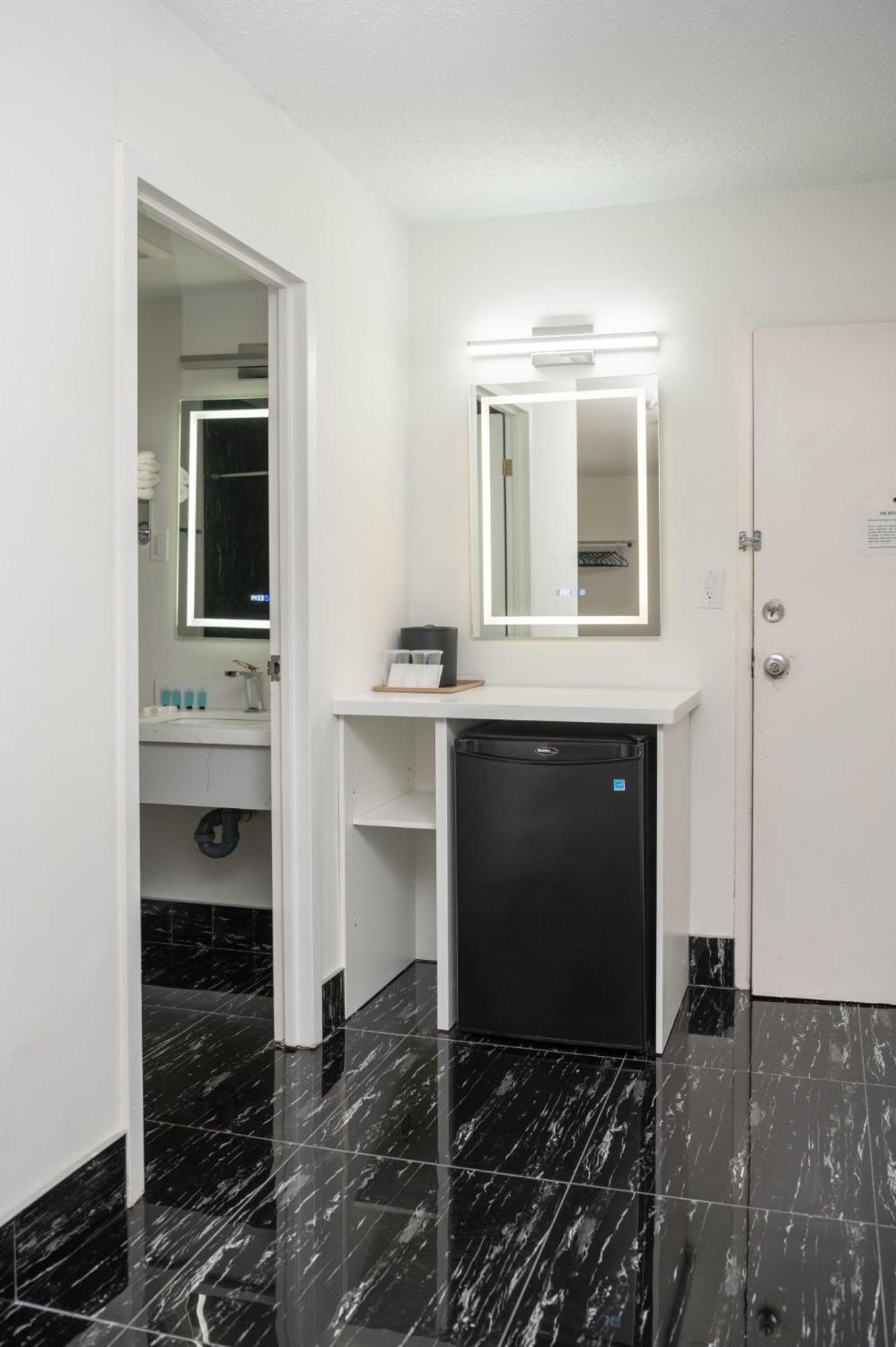 Superior Queen Room with Two Queen Beds - Newly Renovated - Photo 9