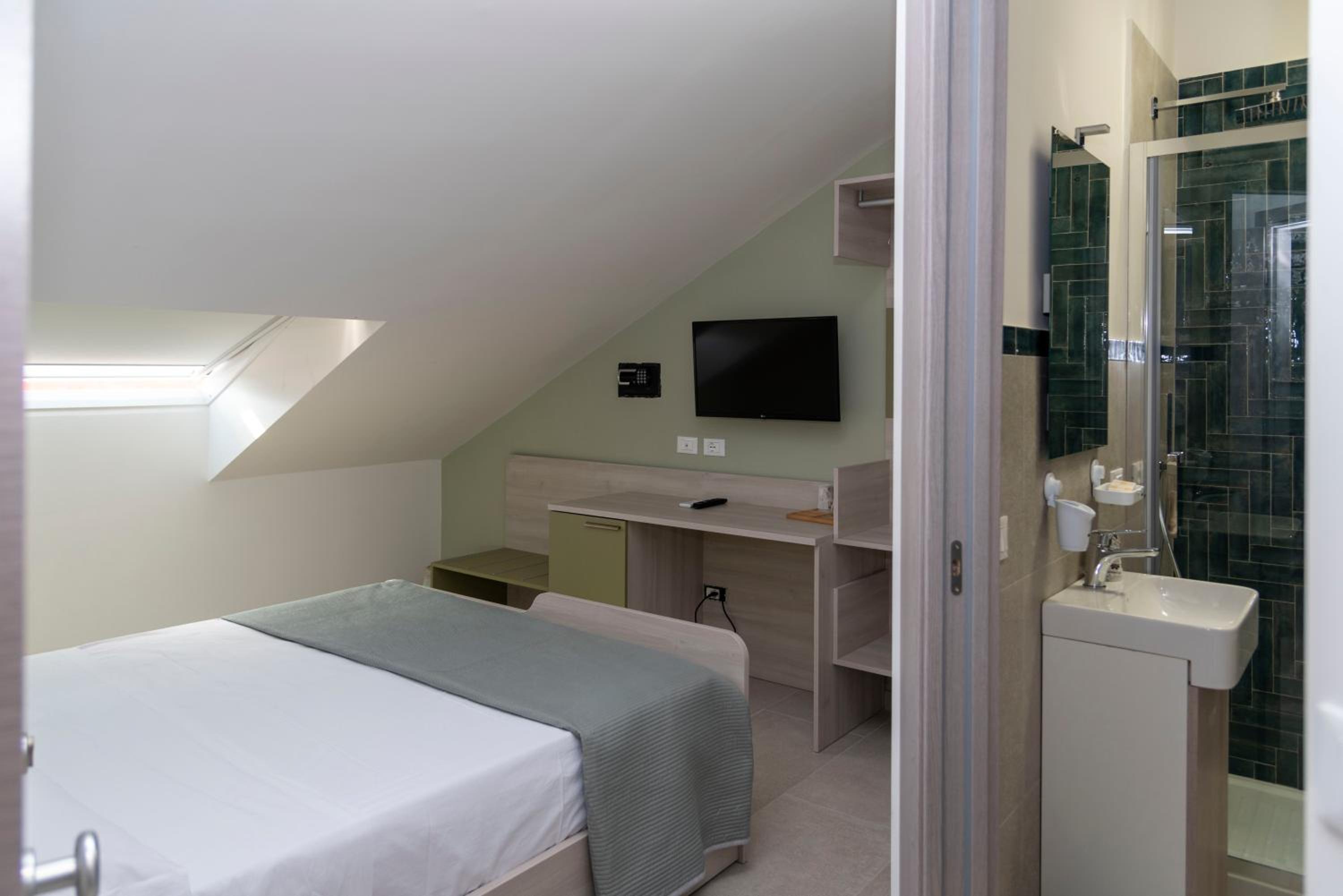 Economy Double Room photo 1
