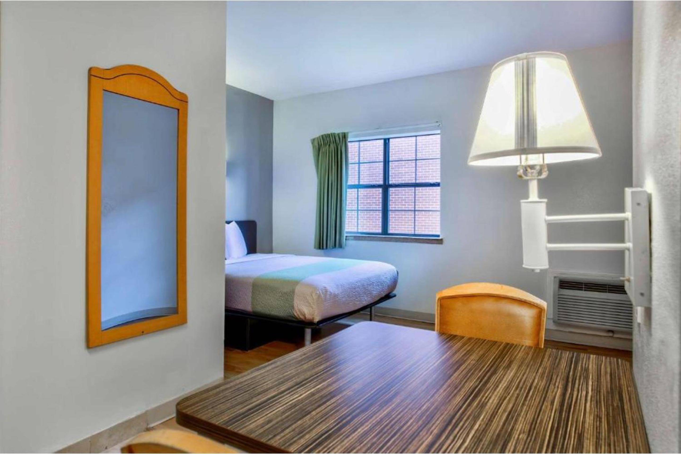 Queen Bed with Kitchenette Non-Smoking - Photo 1