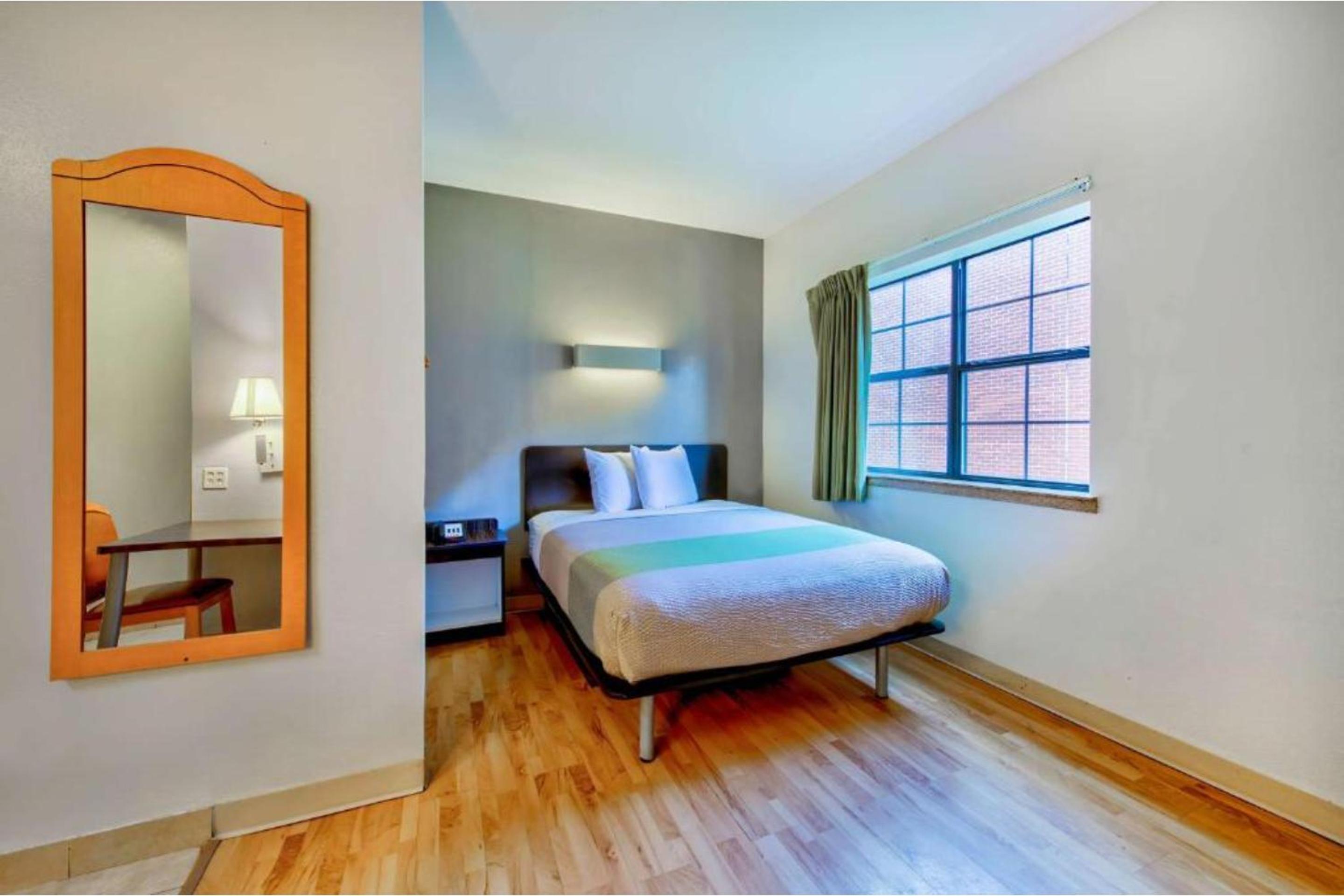 Queen Bed with Kitchenette Non-Smoking - Photo 3