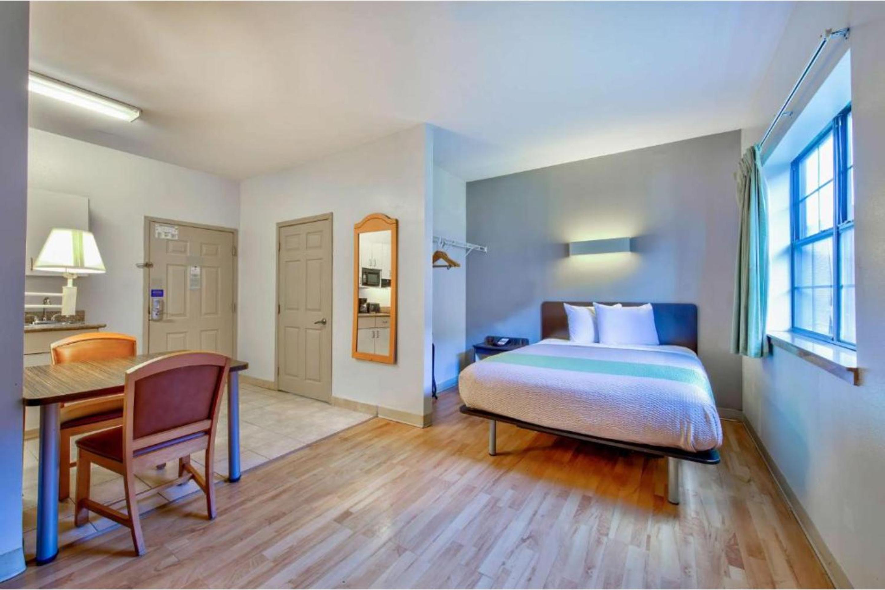 Queen Bed with Kitchenette Non-Smoking - Photo 4