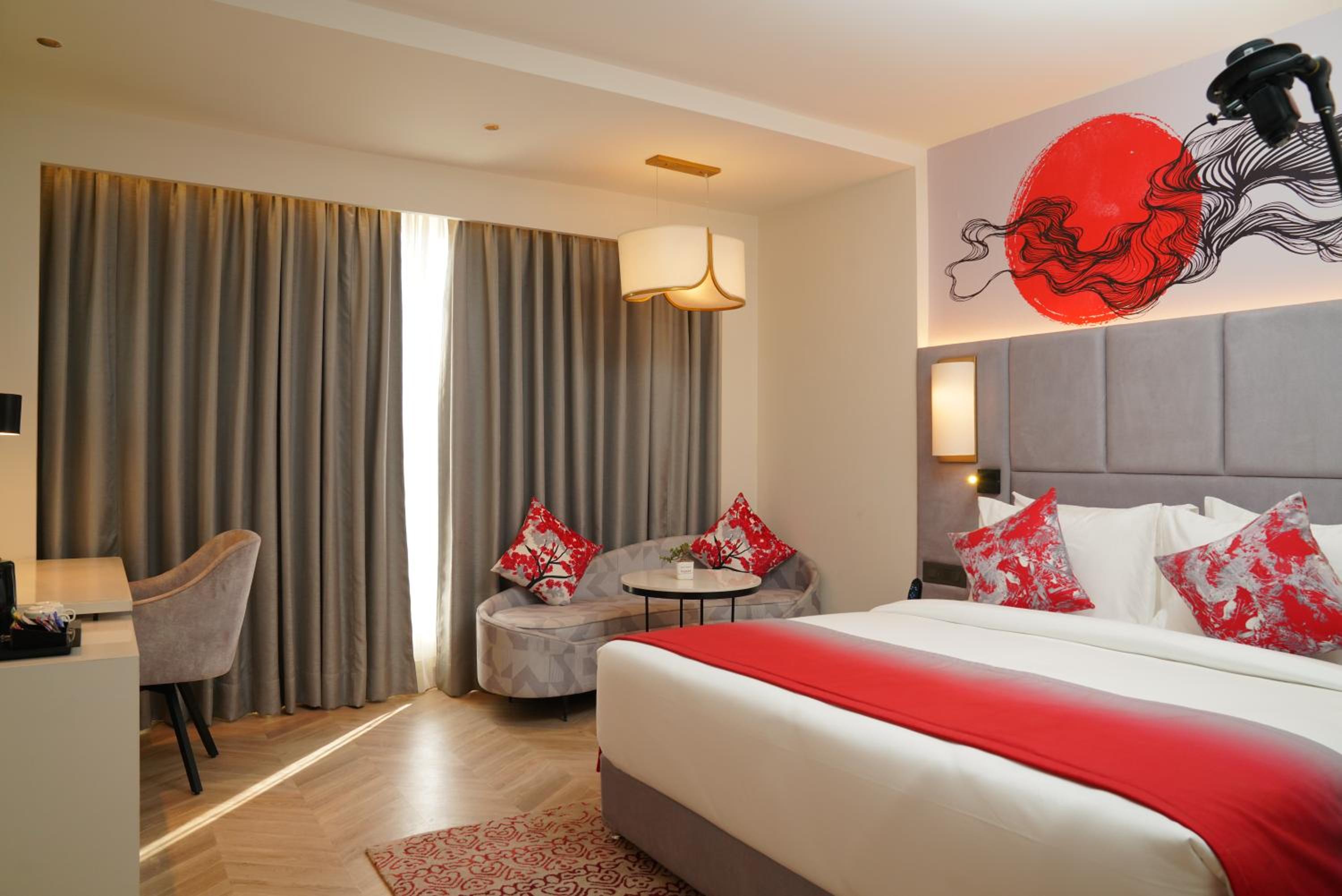 Deluxe King Room - Non-Smoking - Photo 4