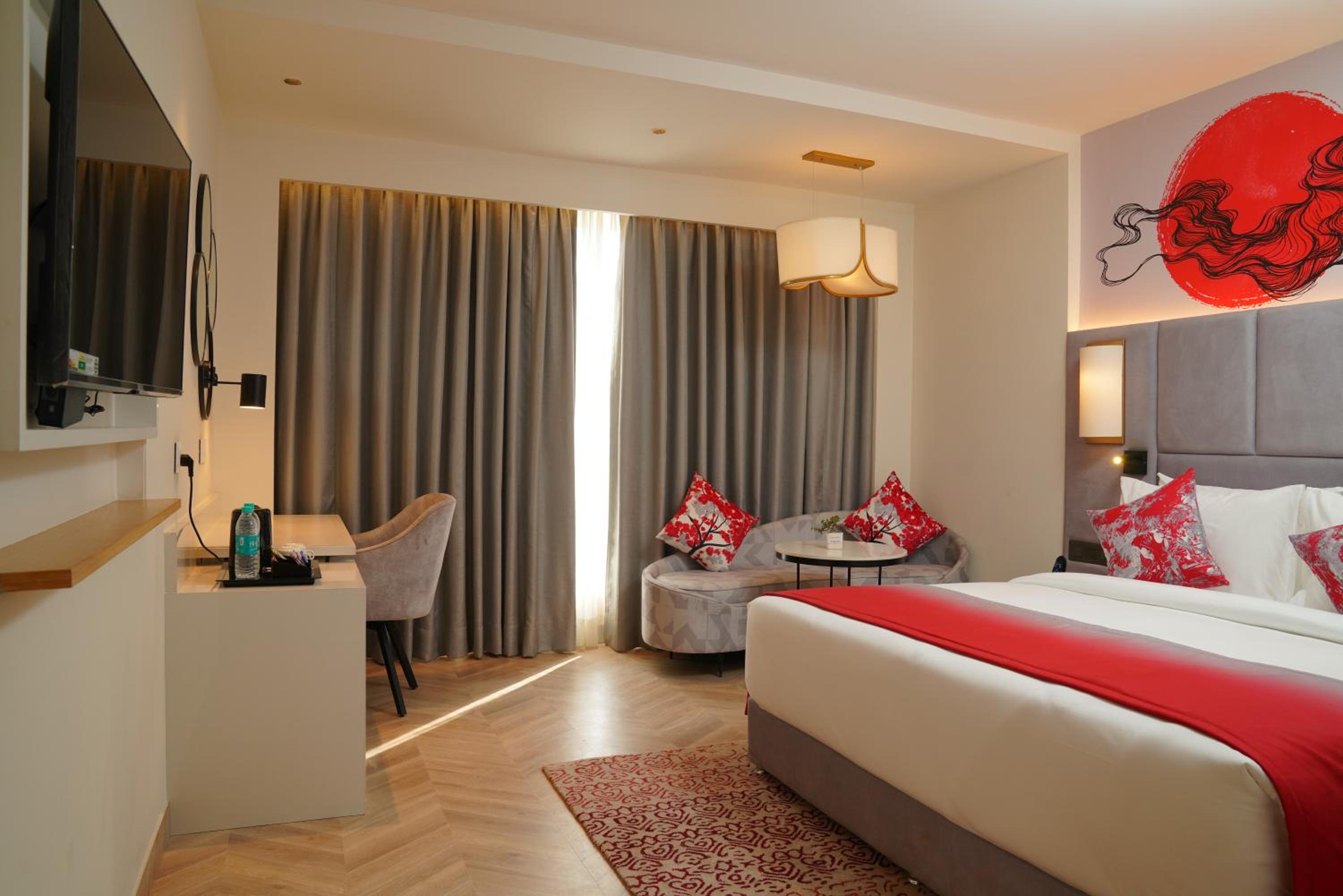 Deluxe King Room - Non-Smoking - Photo 5