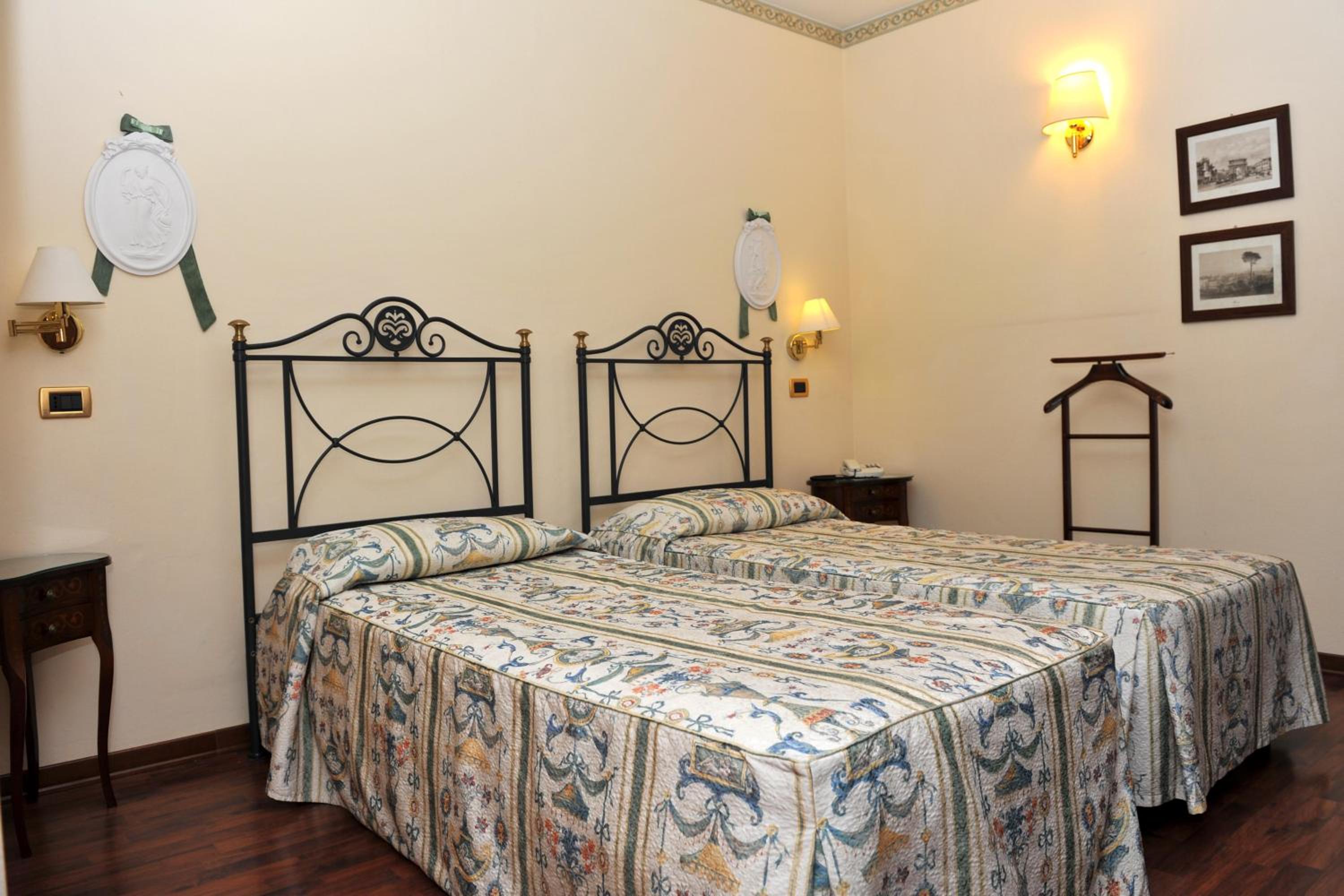 Deluxe Twin Room photo 2