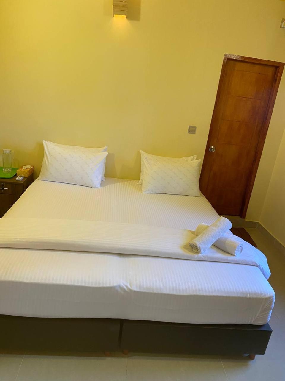 Deluxe Queen Room - Photo 8