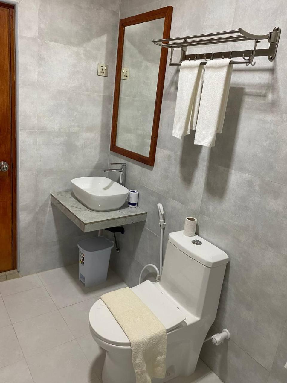 Deluxe Queen Room - Photo 4