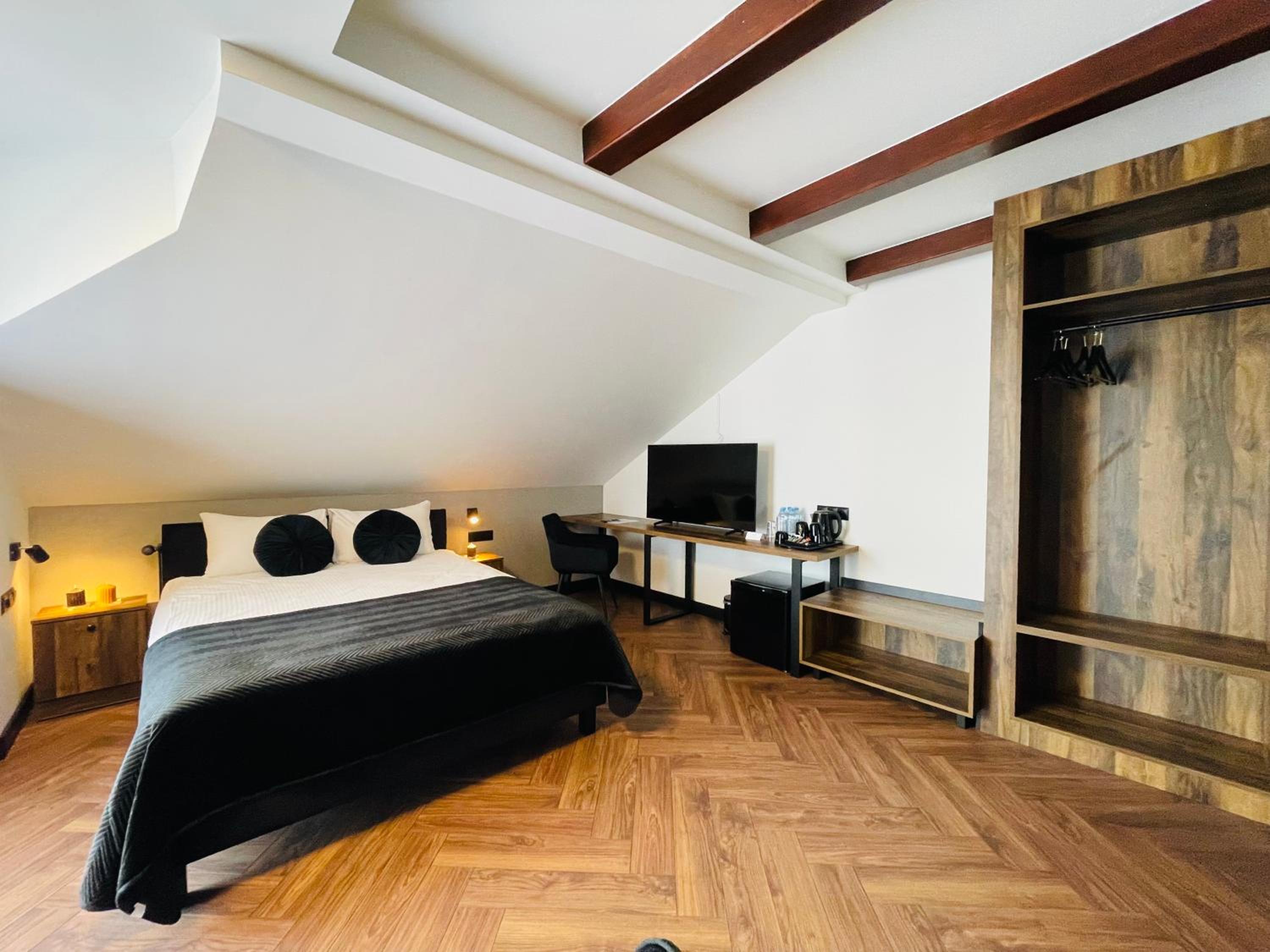 Deluxe Family Room - Photo 7